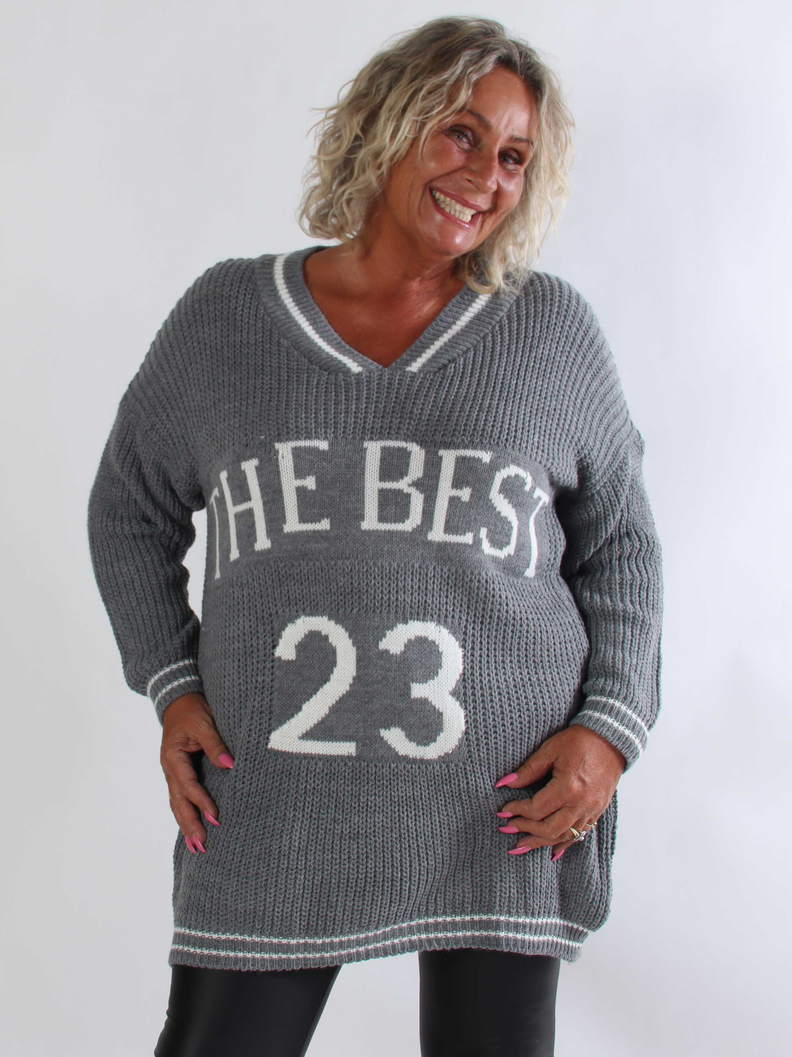 Ulyssa - Sporty plus size strikkjole med V-udskæring og tal foran