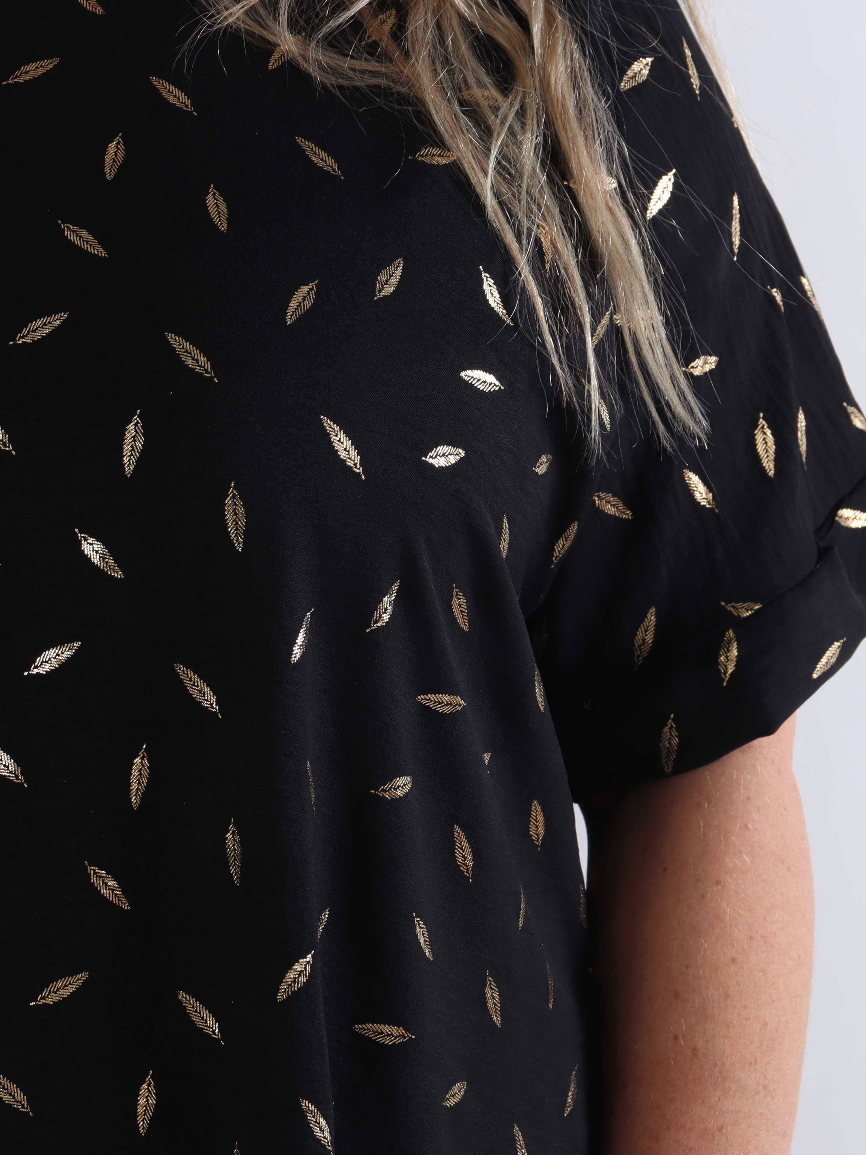 Valentina - Söt klänning i plusstorlek med fina guldblad