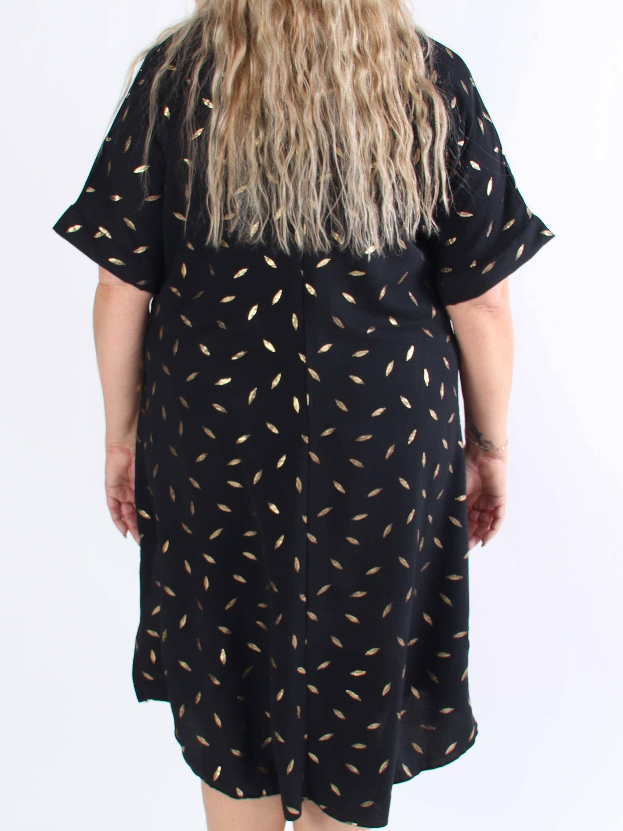 Valentina - Söt klänning i plusstorlek med fina guldblad