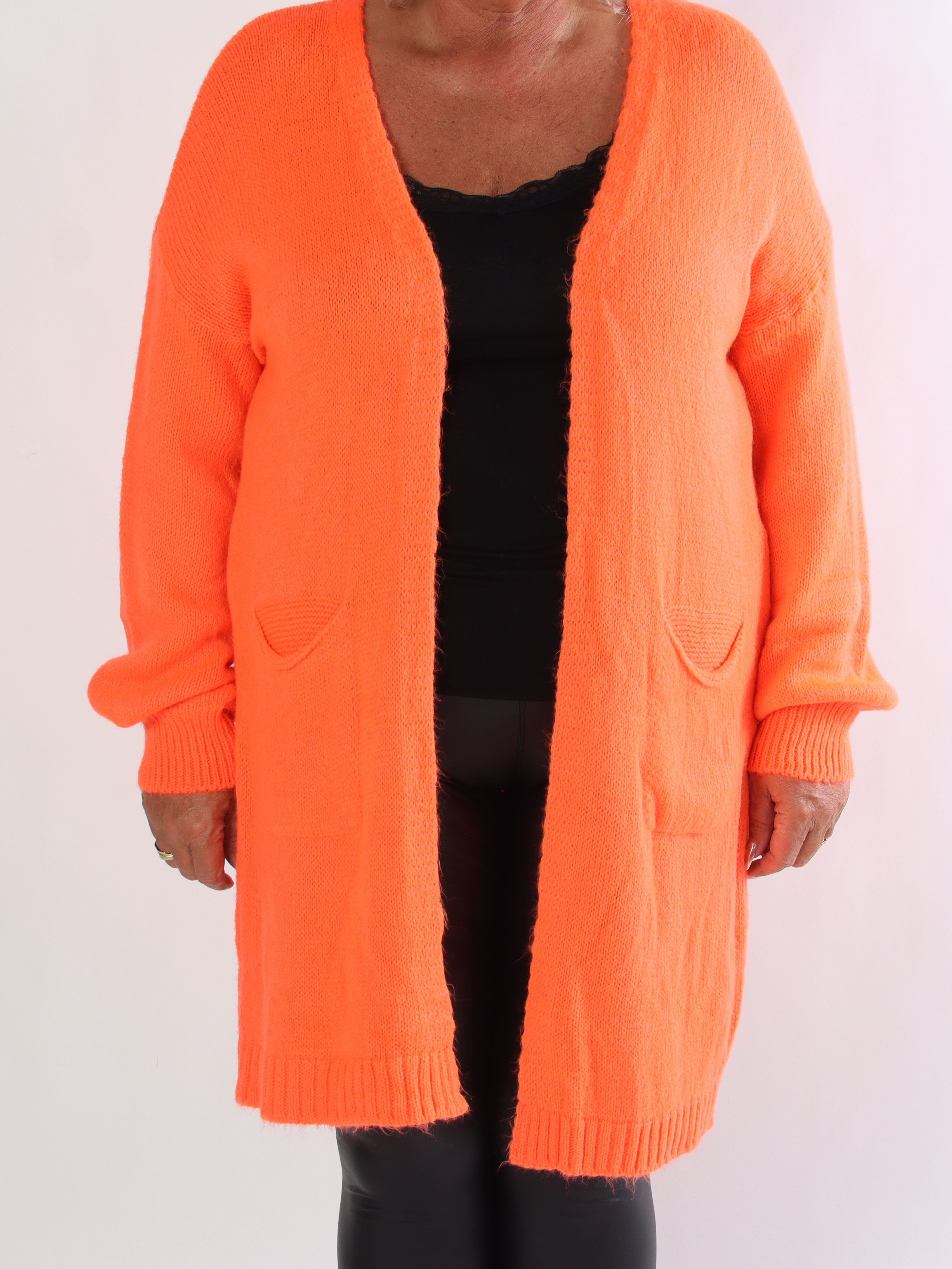 Valentine - Stickad plus size kofta med fickor