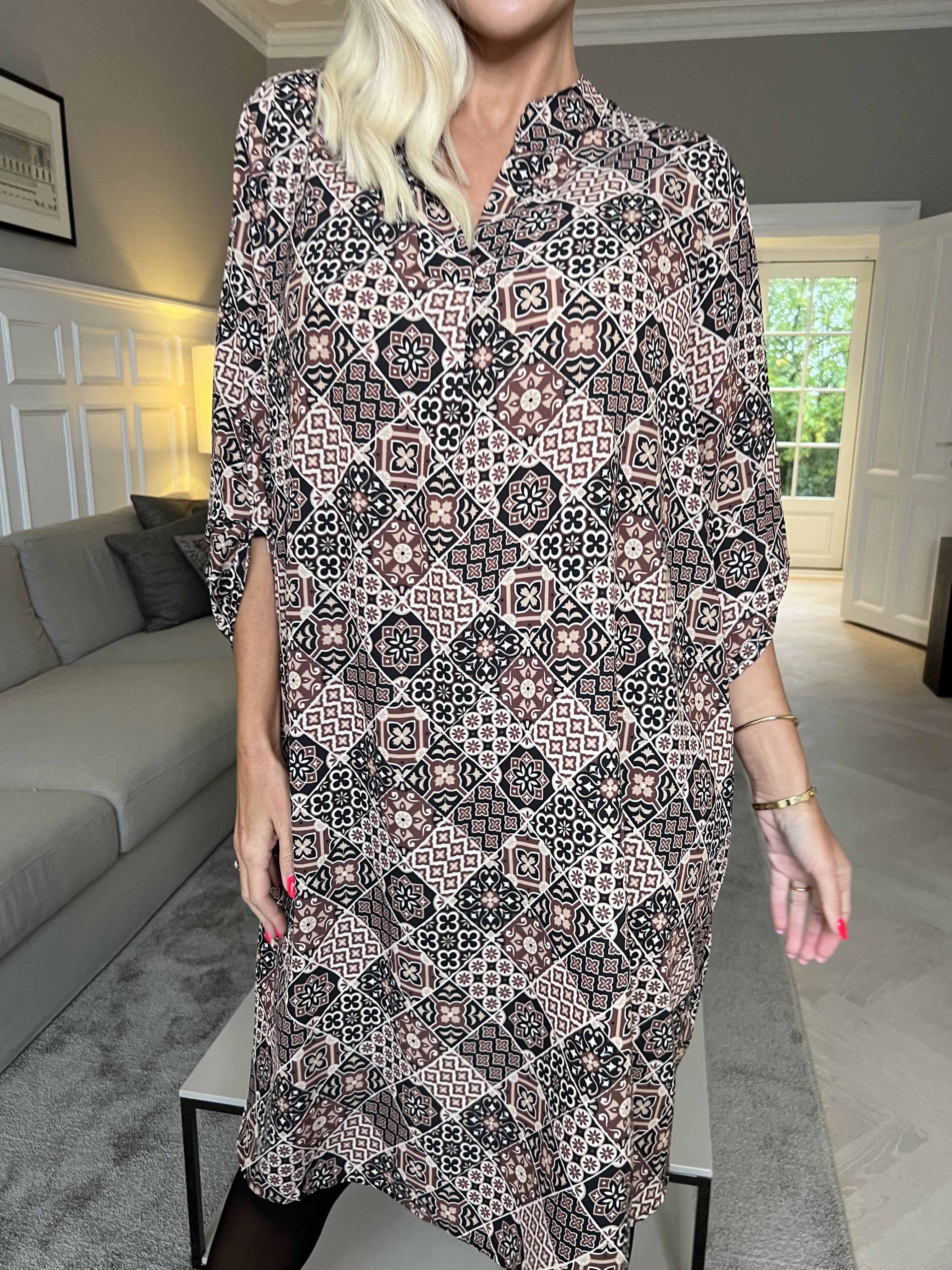 Vanesa Mosaic Long - Lätt och luftig mönstrad klänning