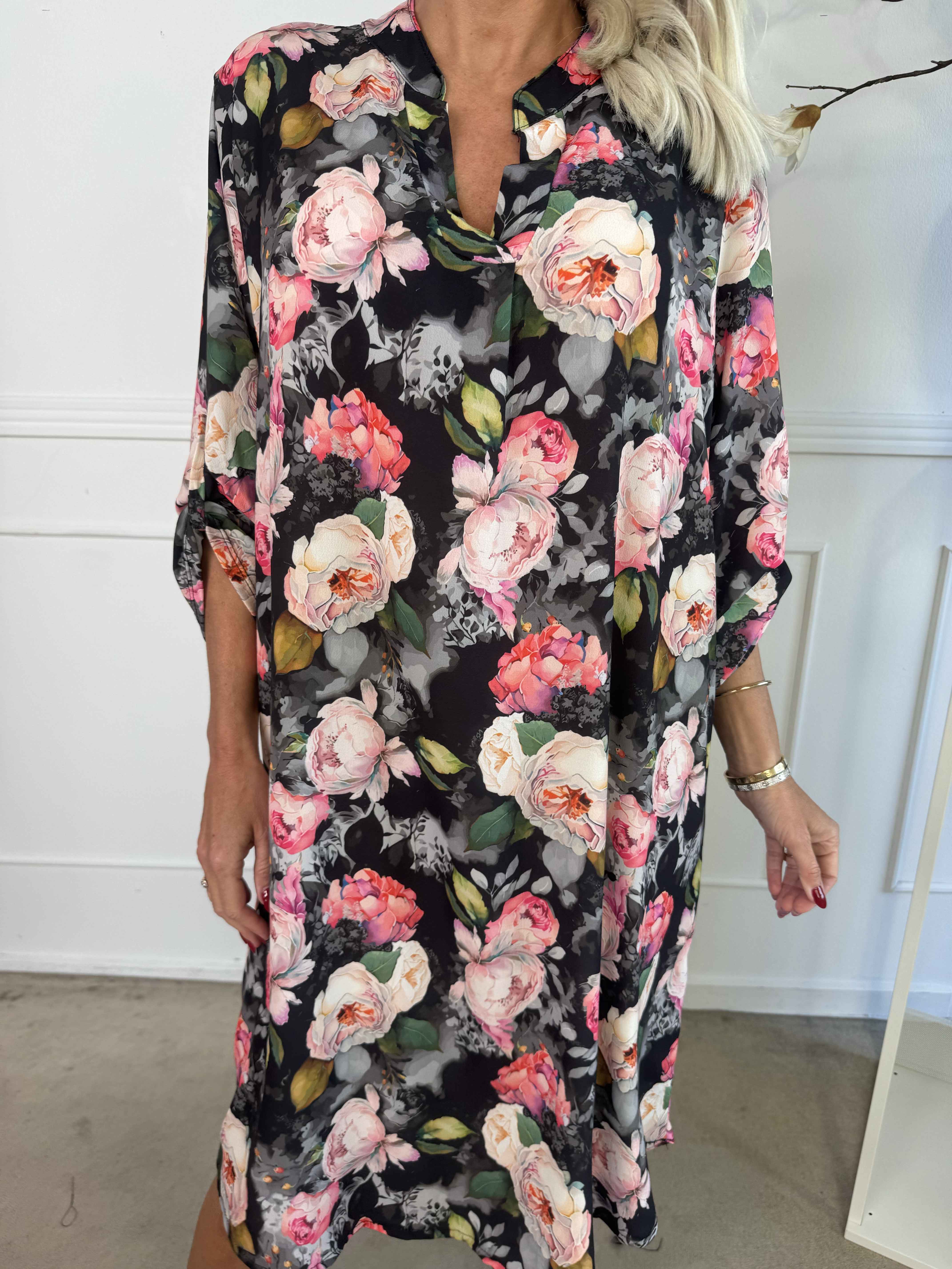 Vanesa Flower Dress - Klänning i lätt viskos med blommiga motiv