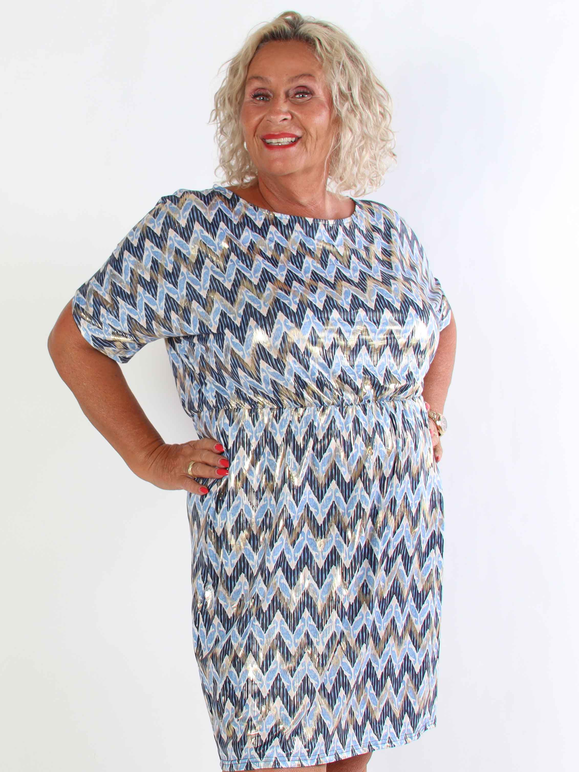 Venus Zigzag - Elastisk mönstrad plus size klänning med gulddetaljer