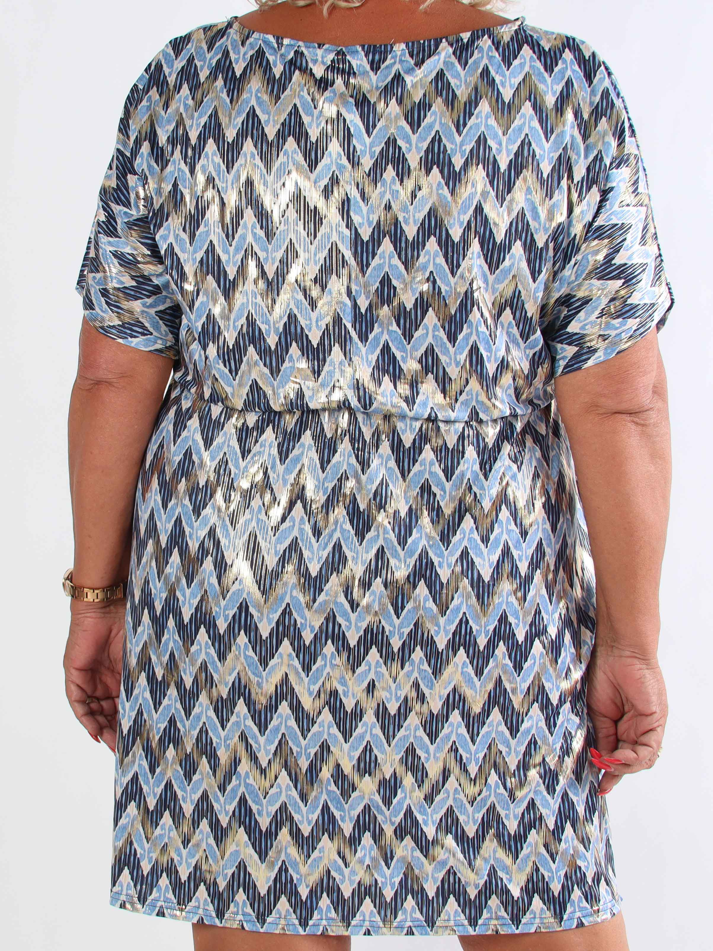 Venus Zigzag - Elastisk mönstrad plus size klänning med gulddetaljer