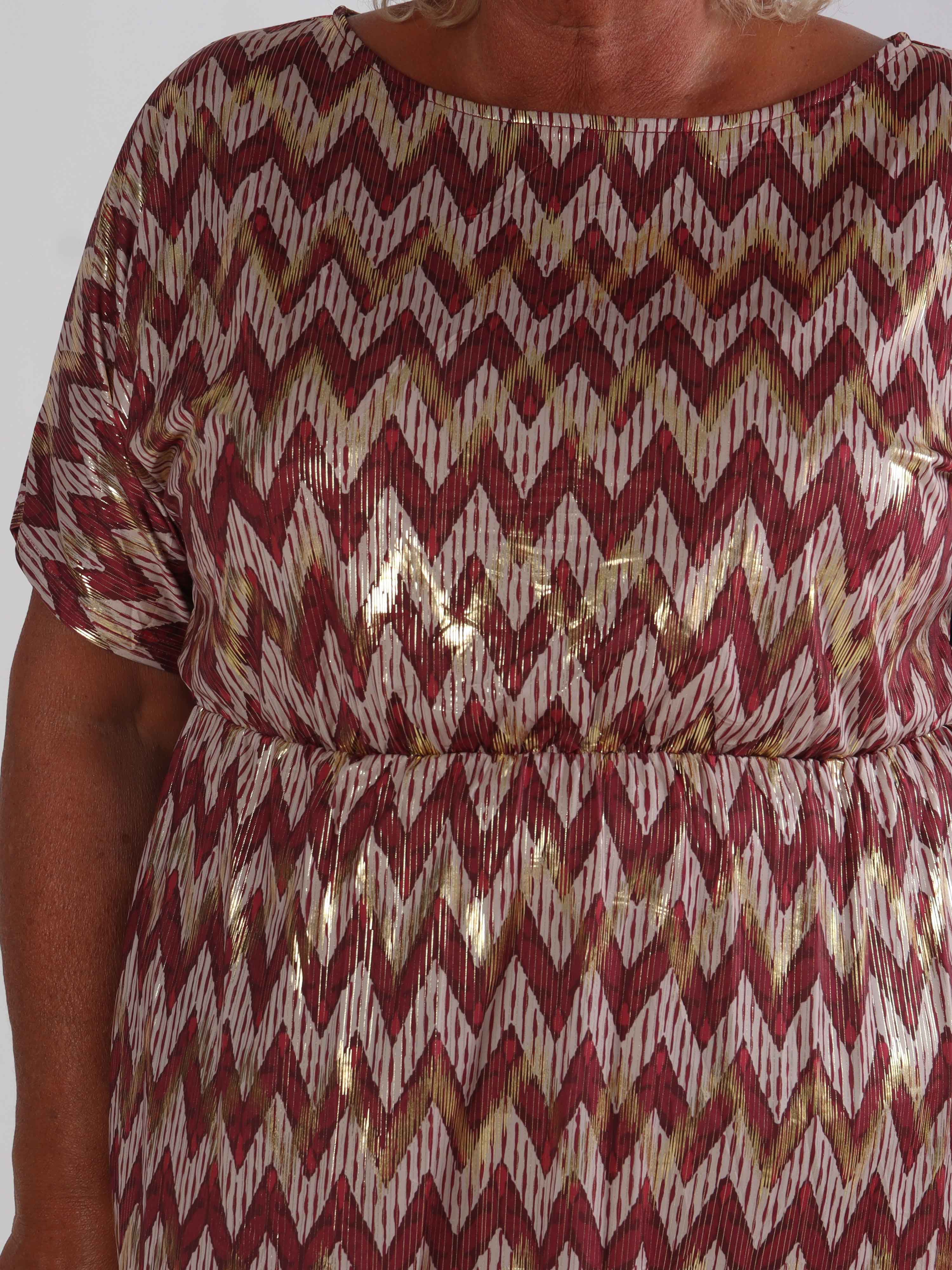 Venus Zigzag - Elastisk mönstrad plus size klänning med gulddetaljer