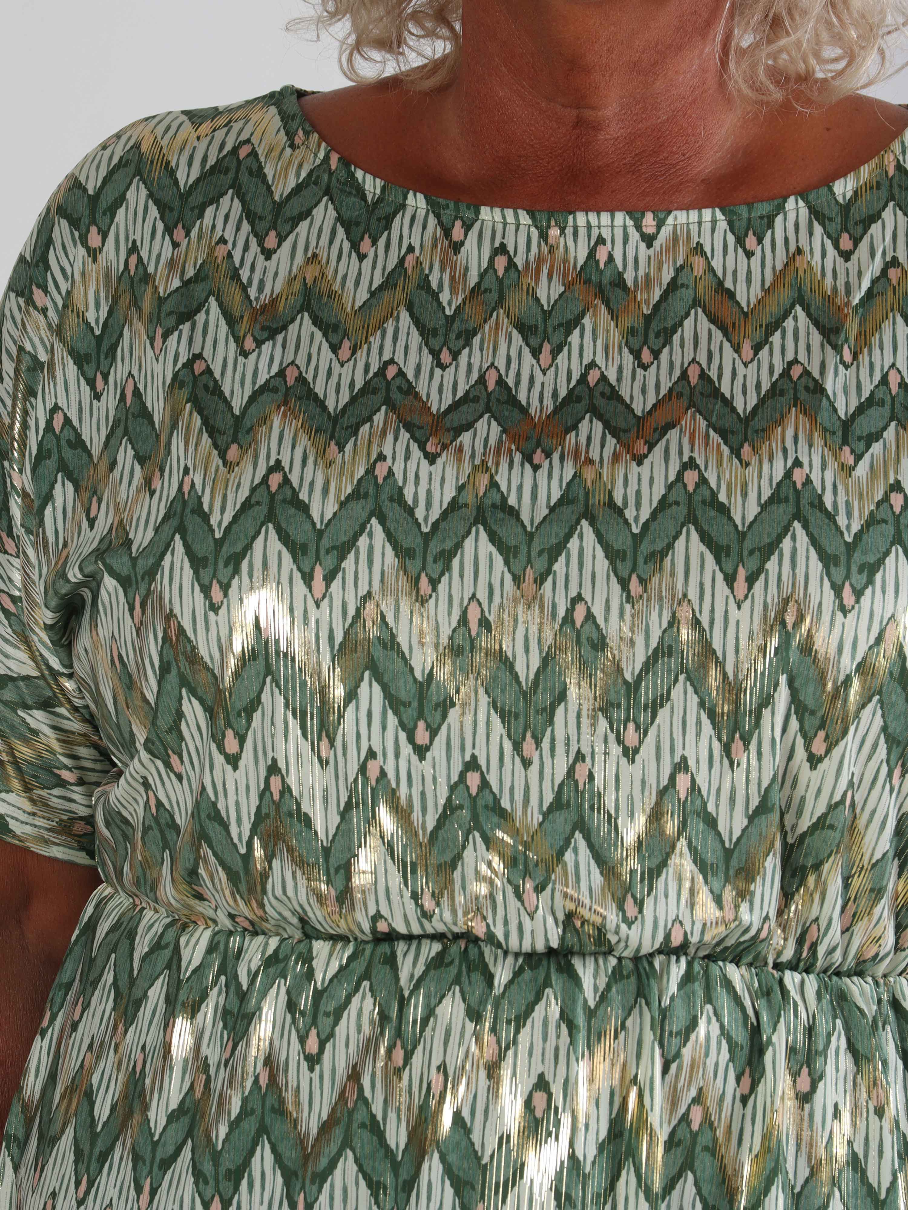 Venus Zigzag - Elastisk mönstrad plus size klänning med gulddetaljer
