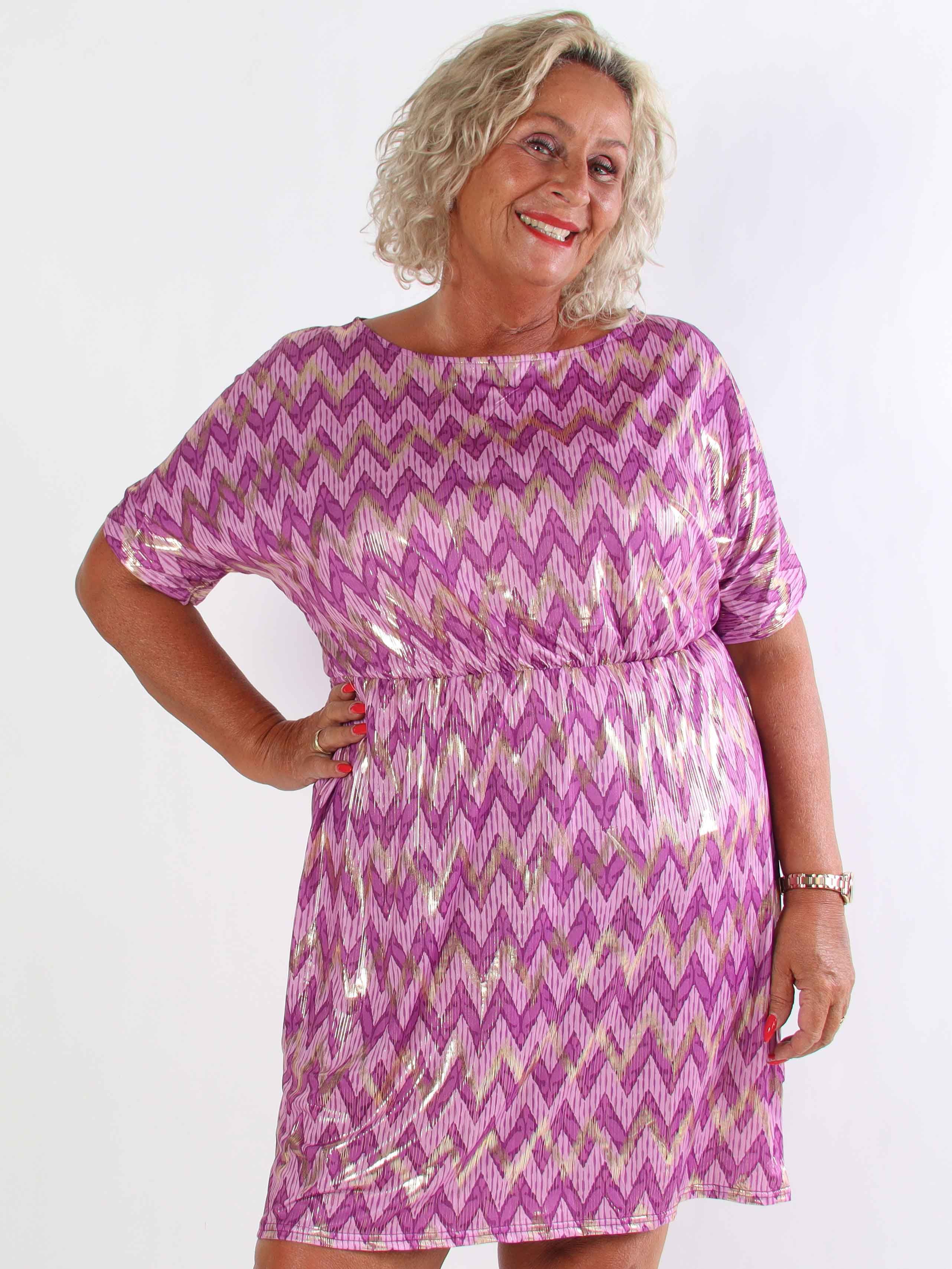 Venus Zigzag - Elastisk mönstrad plus size klänning med gulddetaljer