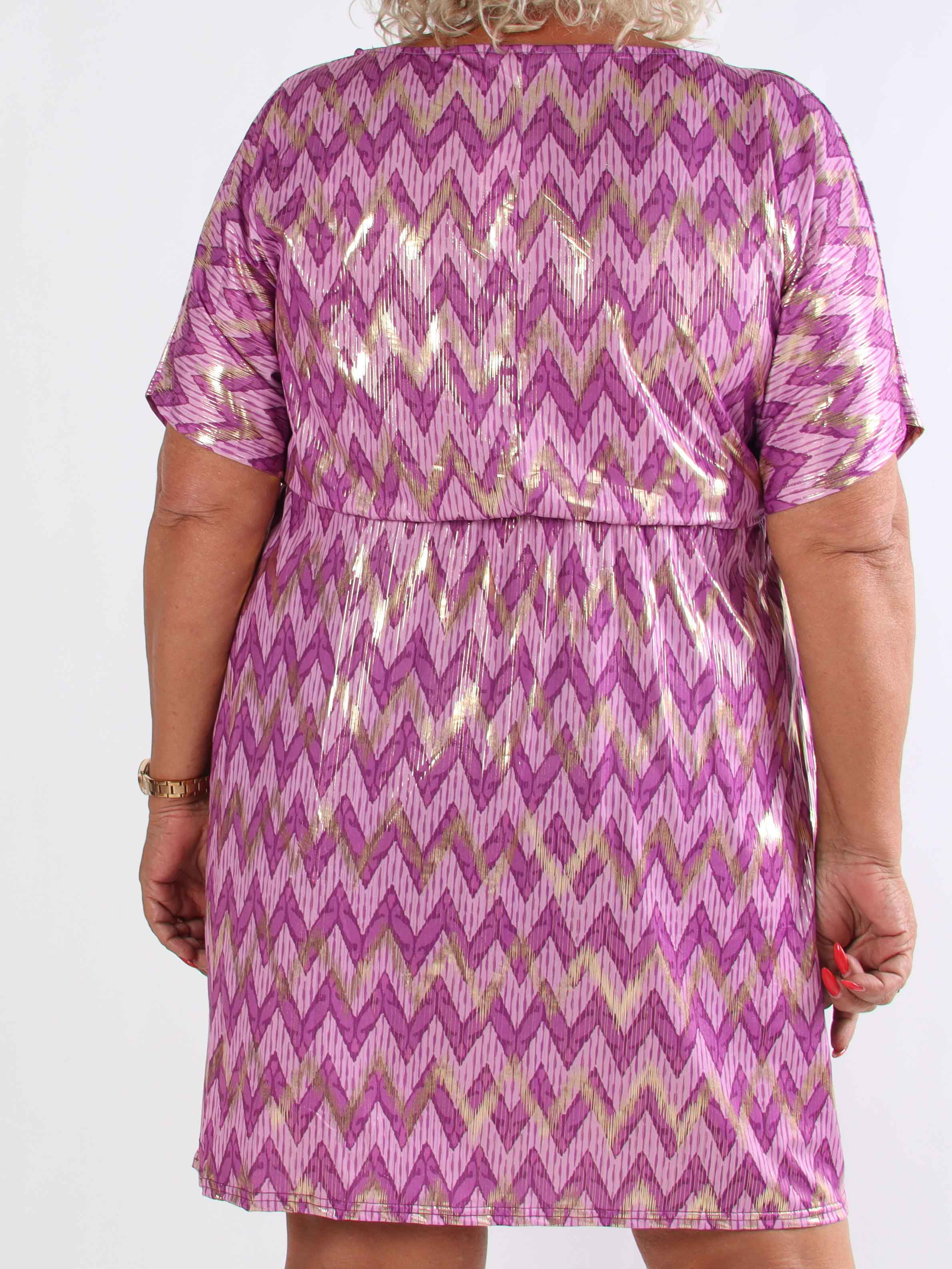 Venus Zigzag - Elastisk mönstrad plus size klänning med gulddetaljer