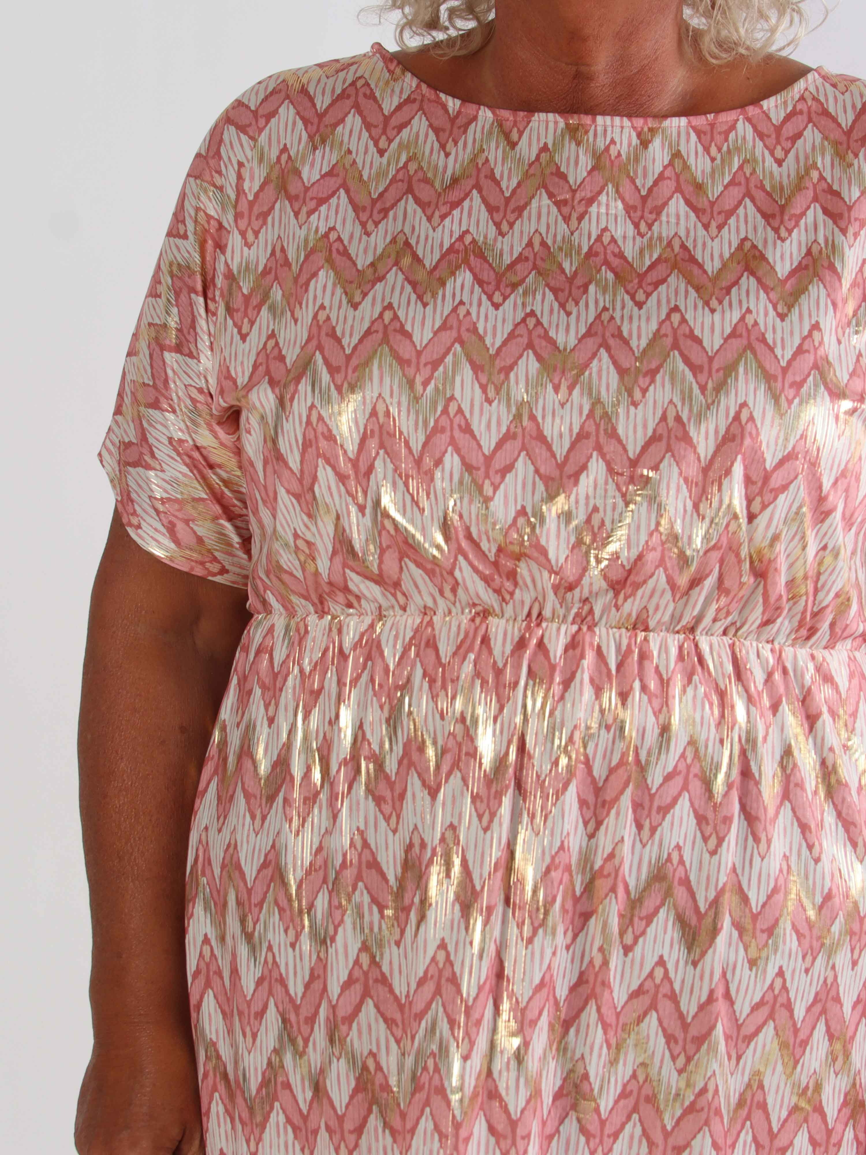 Venus Zigzag - Elastisk mönstrad plus size klänning med gulddetaljer