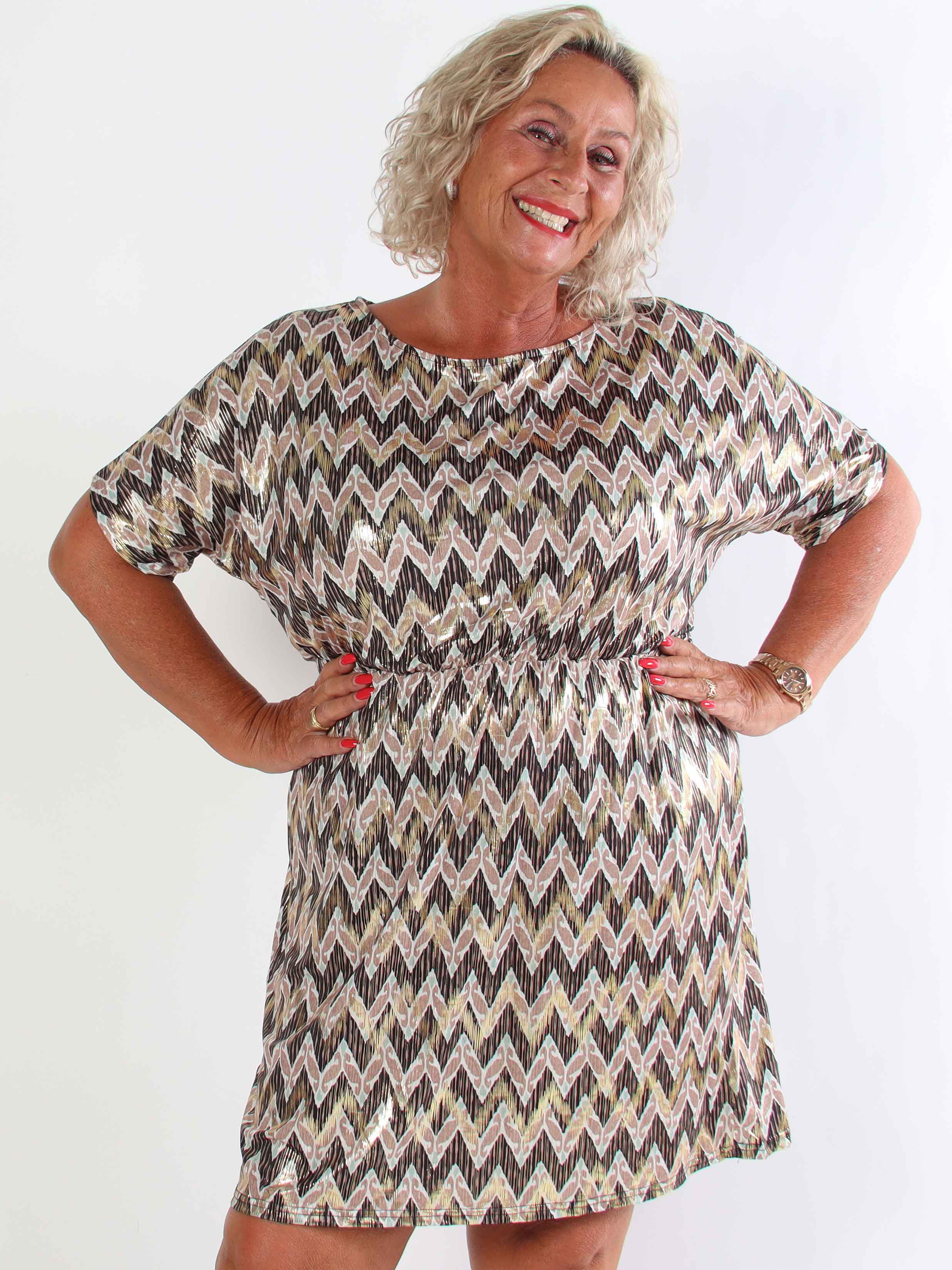 Venus Zigzag - Elastisk mönstrad plus size klänning med gulddetaljer