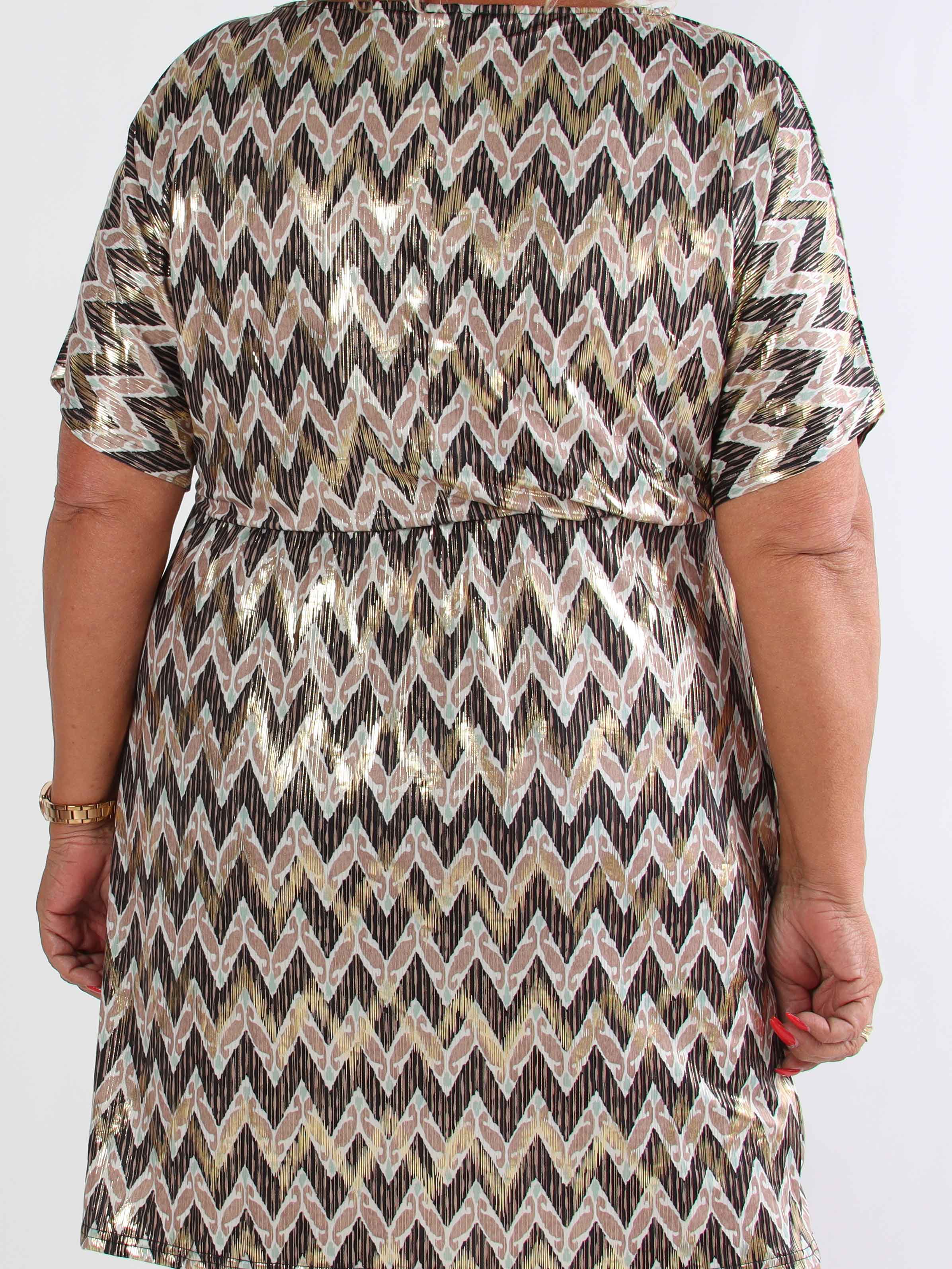 Venus Zigzag - Elastisk mönstrad plus size klänning med gulddetaljer