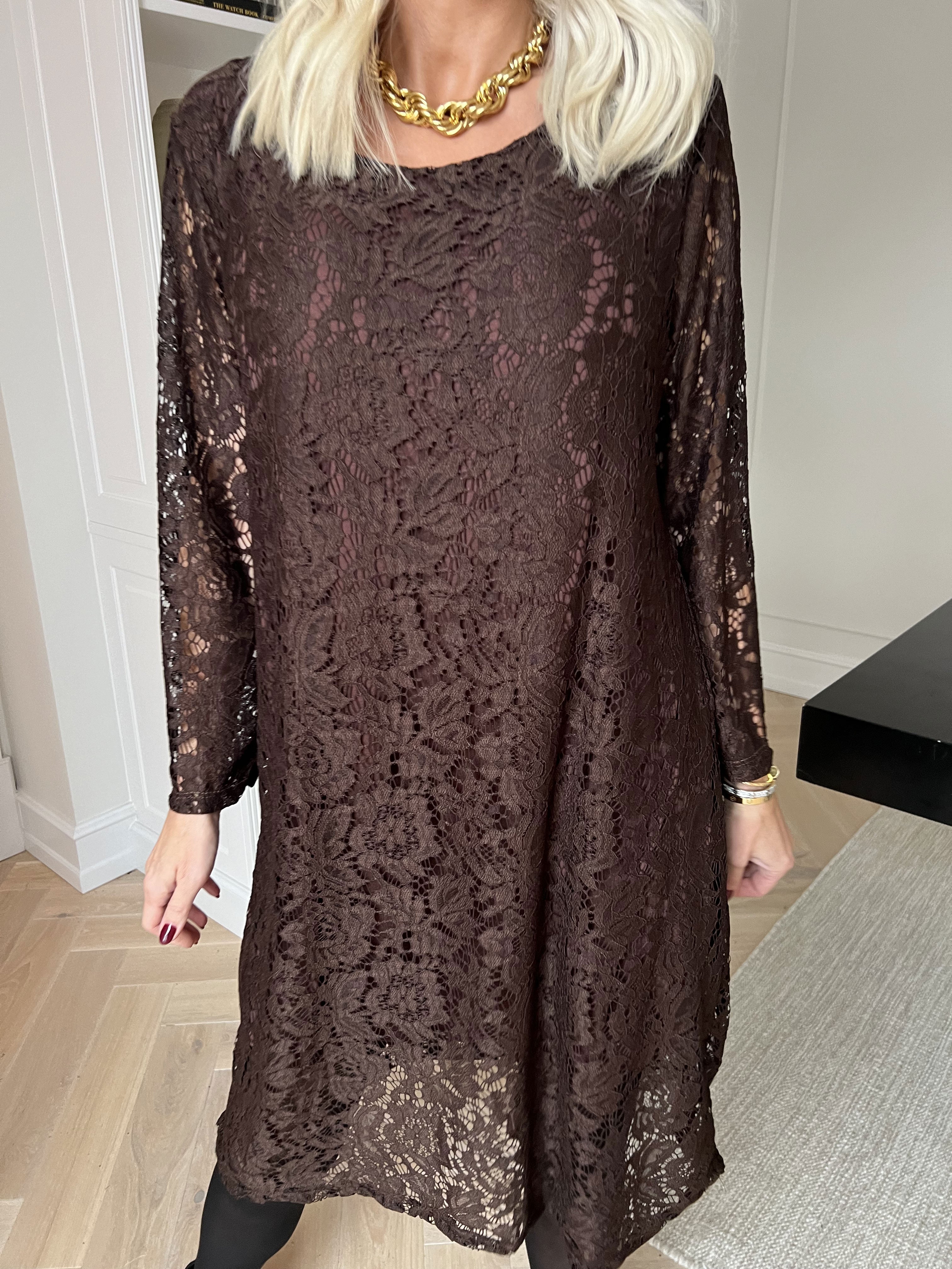 Vedis - Elegant kjole i smuk og blød blonde