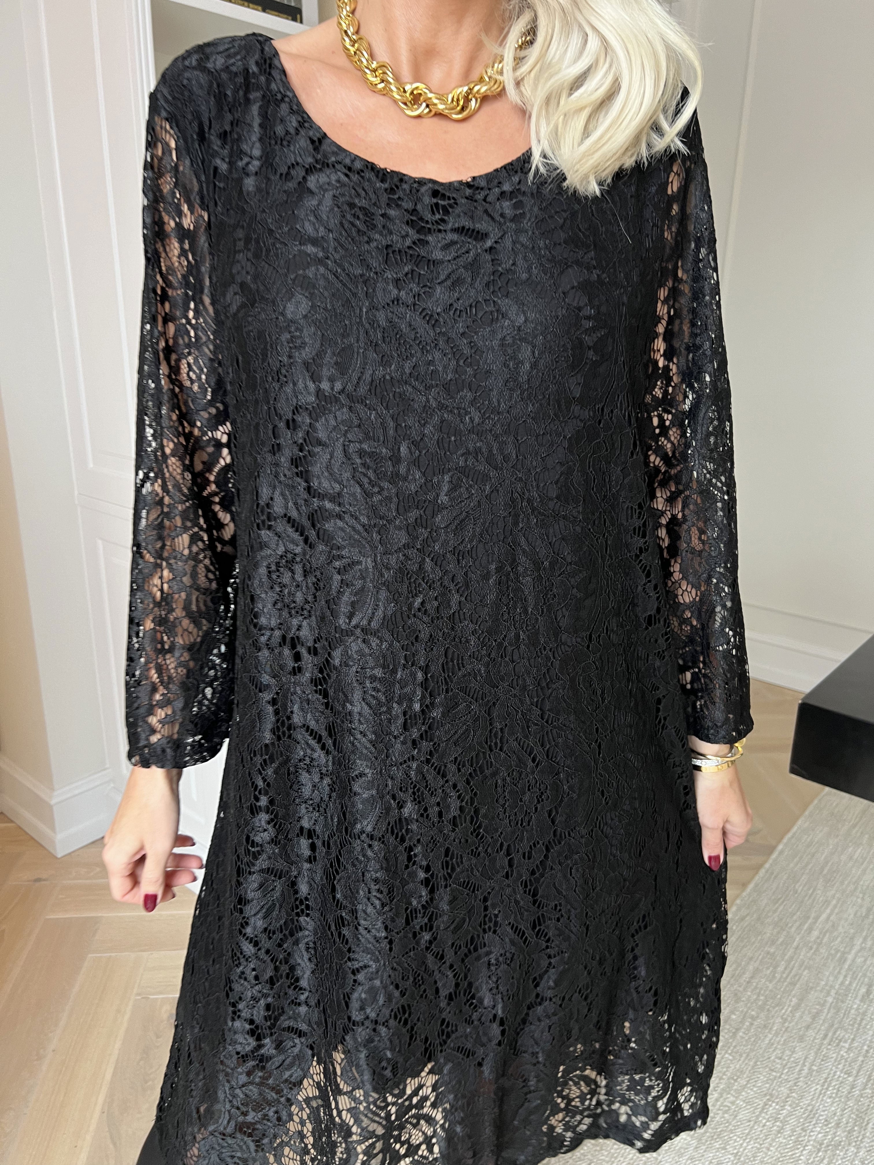 Vedis - Elegant kjole i smuk og blød blonde