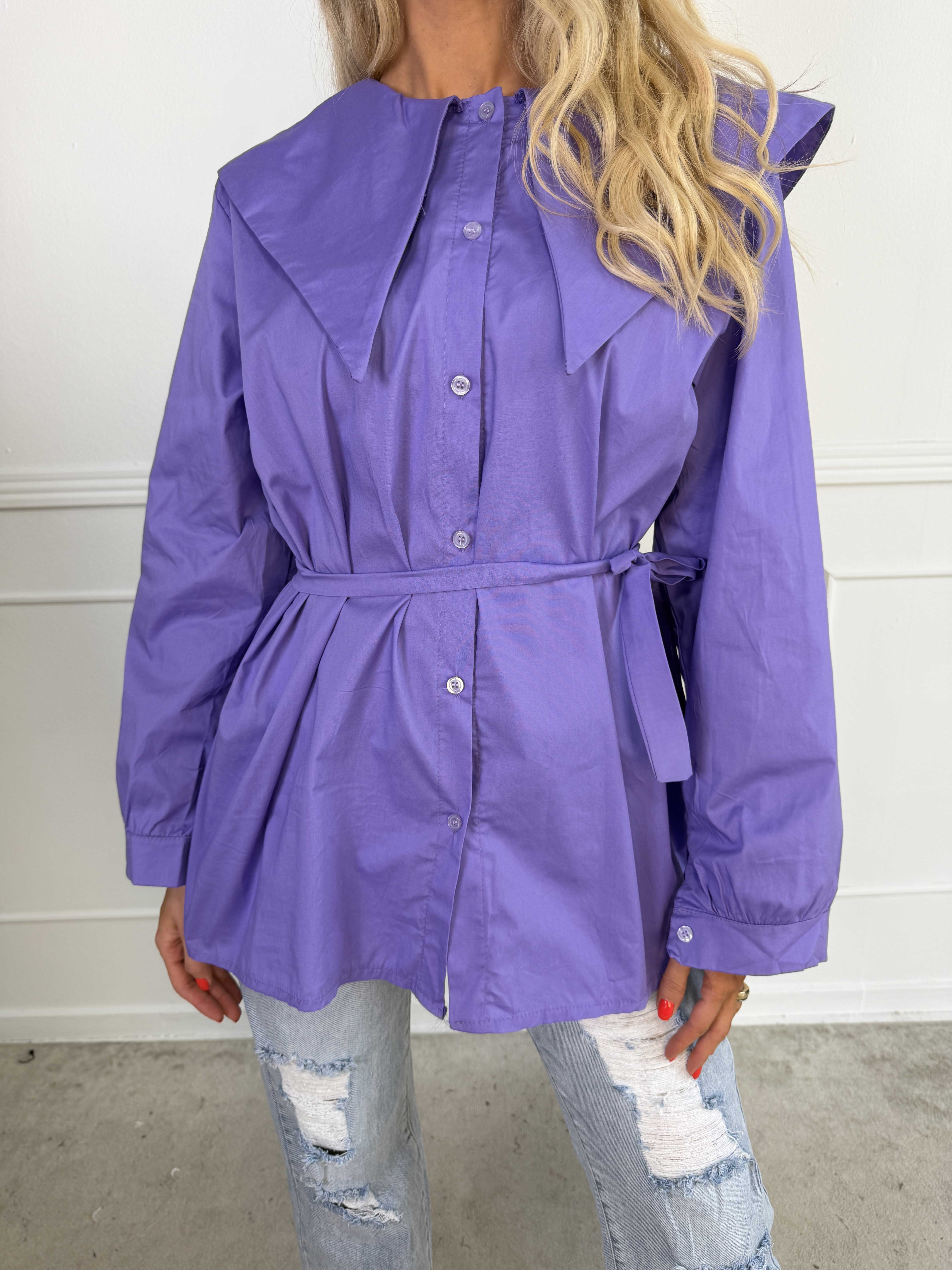 Venezia - Skjorte i bomuld med stor krave og fint bindebånd