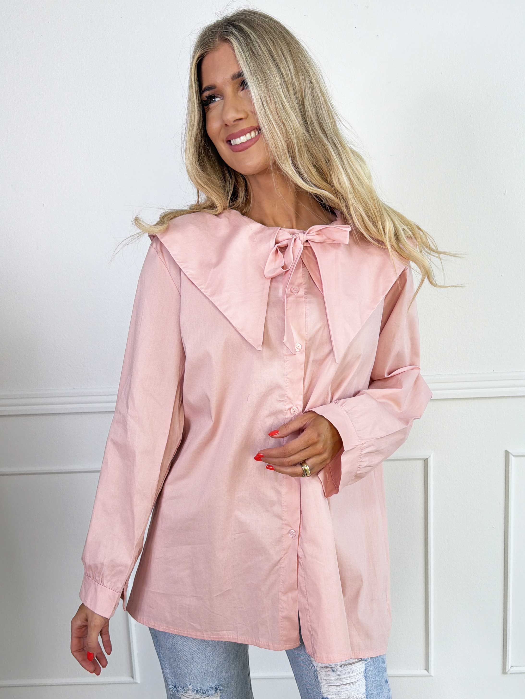 Venezia - Skjorte i bomuld med stor krave og fint bindebånd