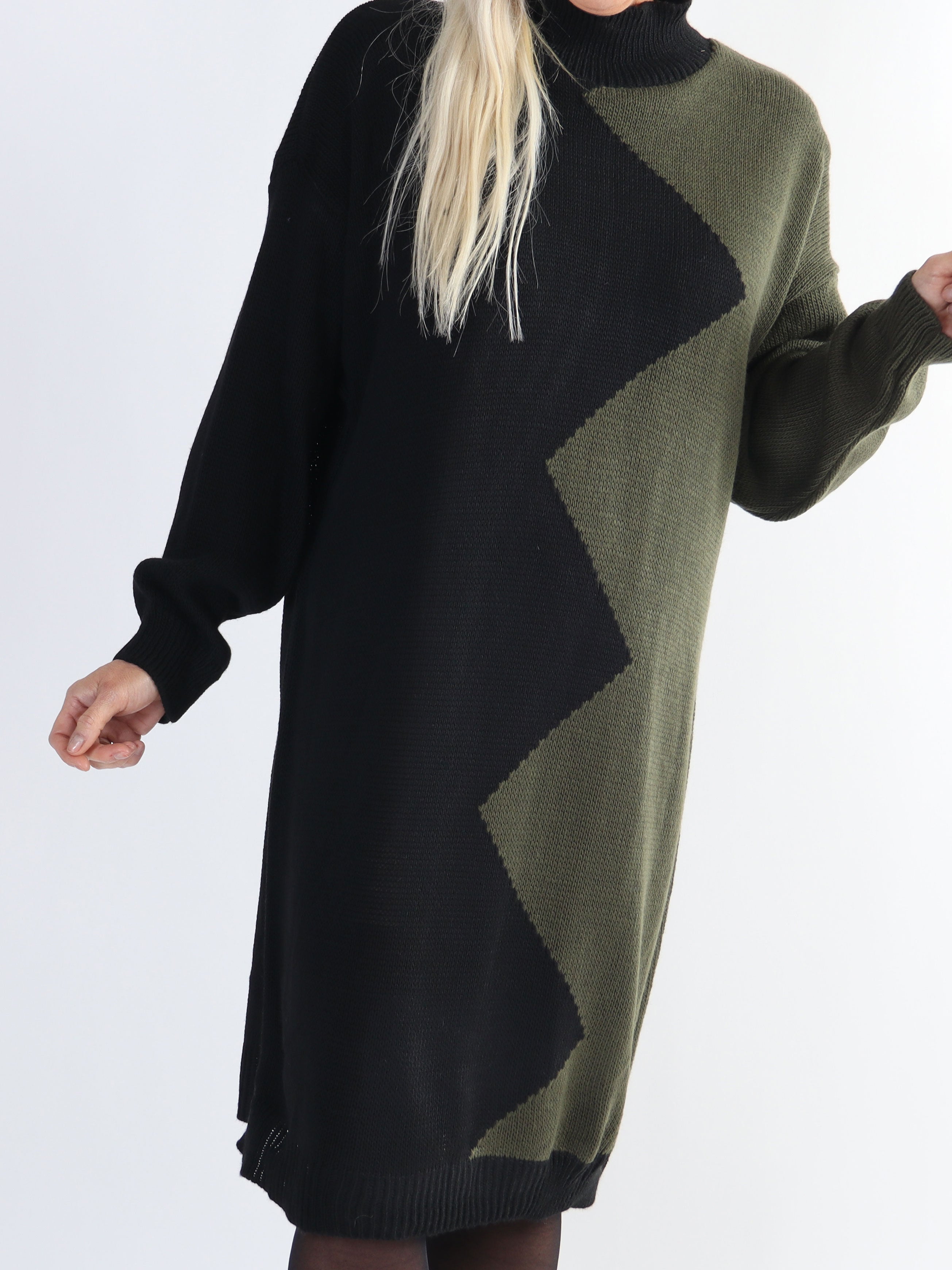 Venezia - Stickad plus size klänning i två färger med turtleneck