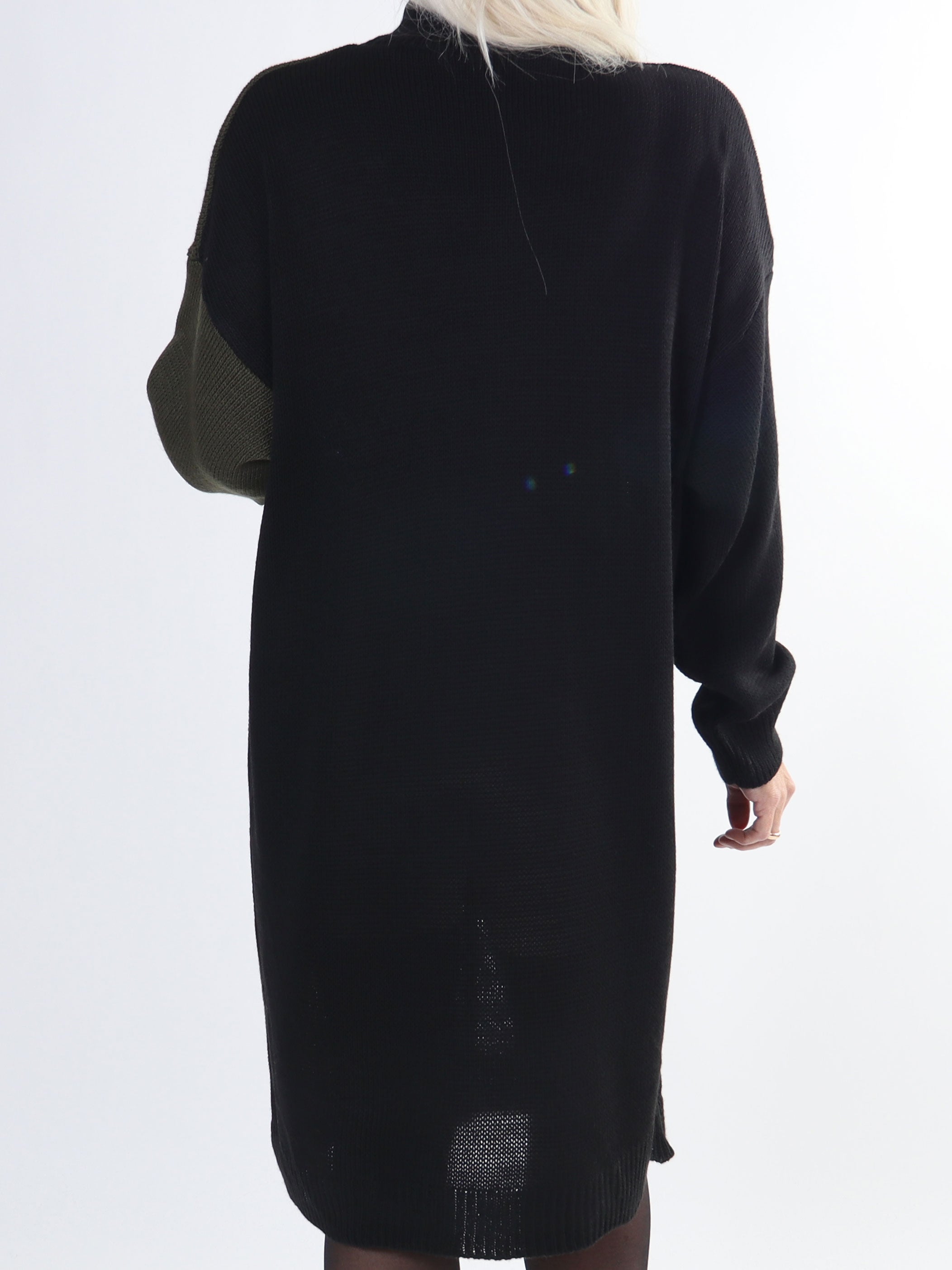 Venezia - Stickad plus size klänning i två färger med turtleneck