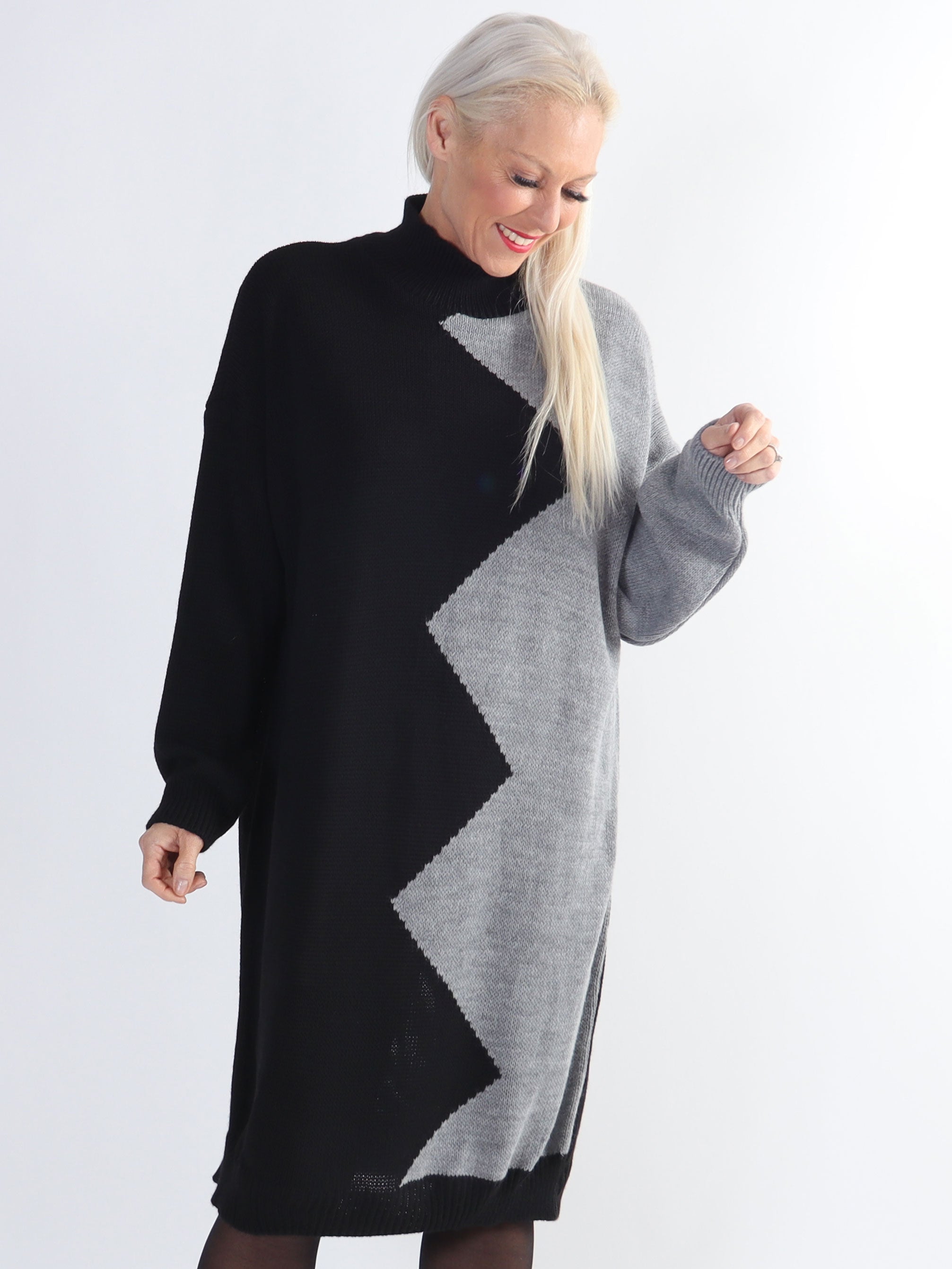 Venezia - Stickad plus size klänning i två färger med turtleneck