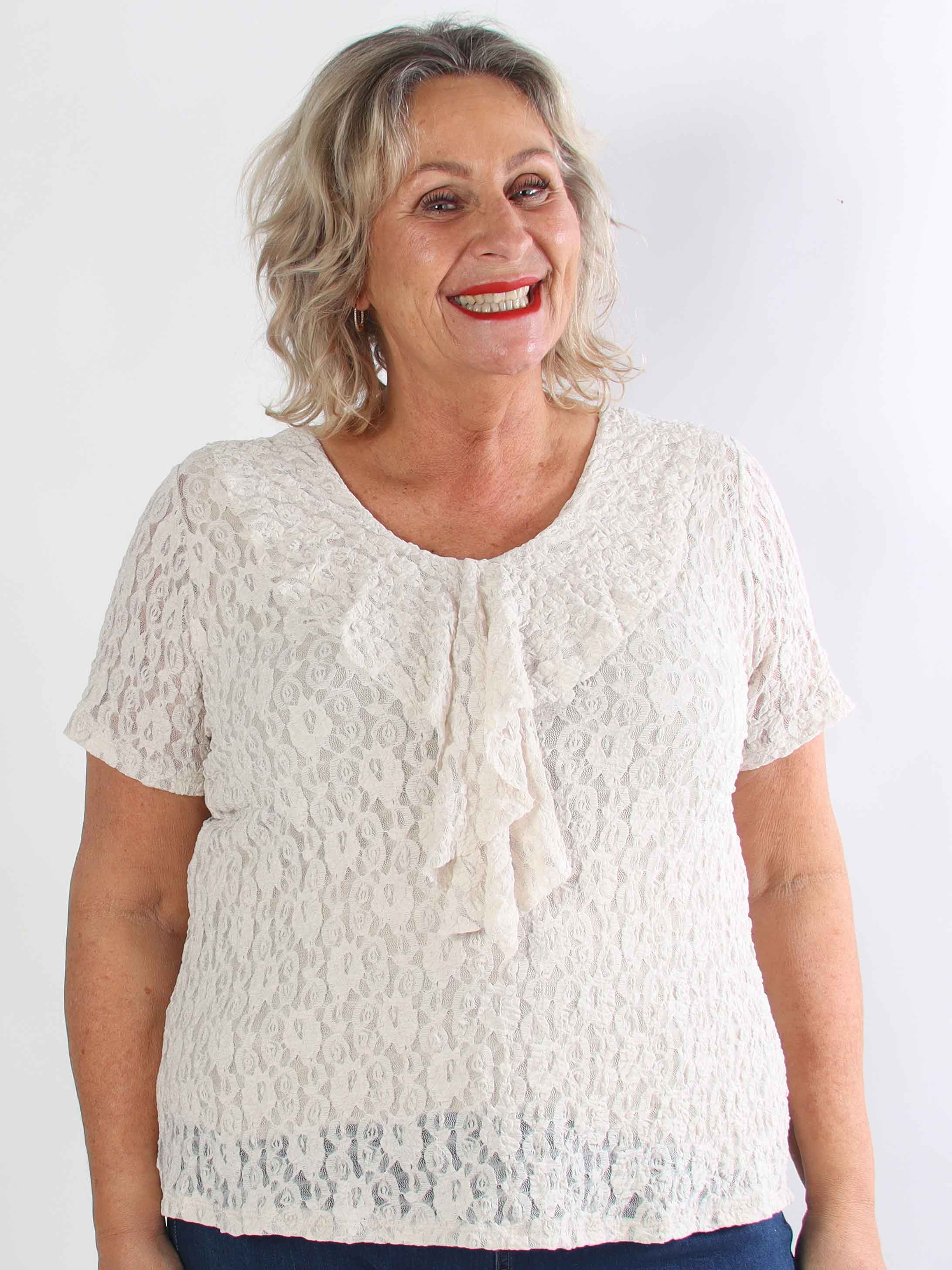 Ventura - Sød plus size tunika i blød elastisk blonde med fin flæsekant