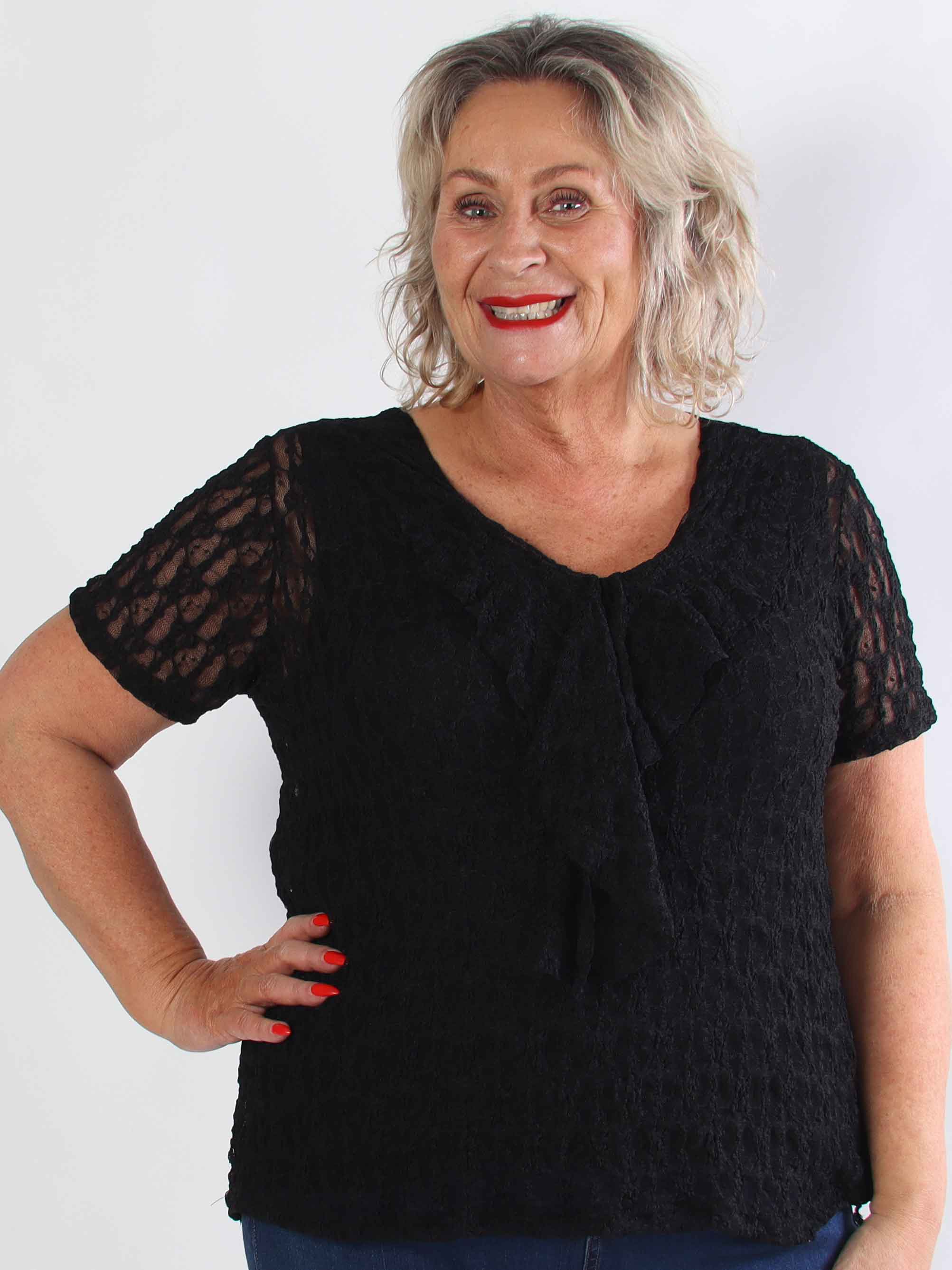 Ventura - Sød plus size tunika i blød elastisk blonde med fin flæsekant