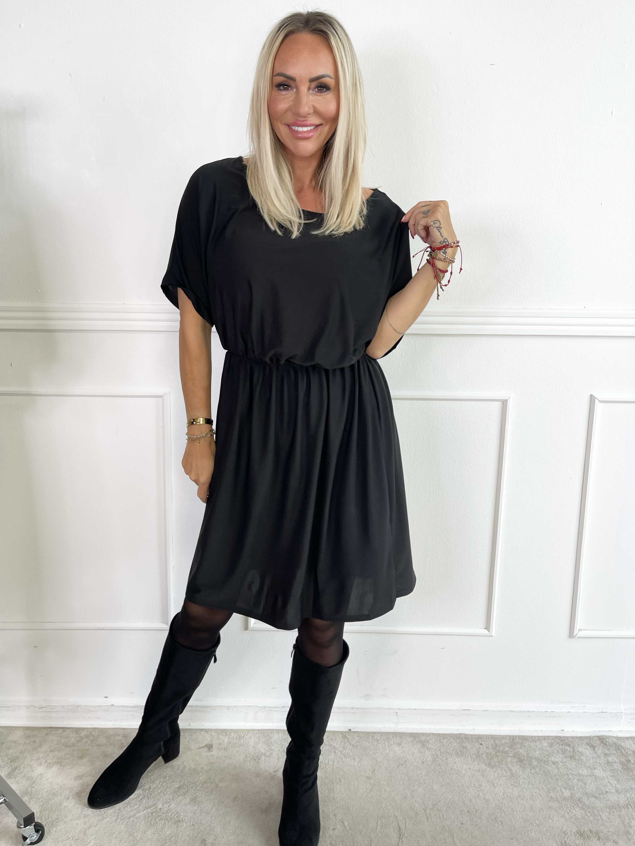 Venus Plain - Elastisk enfärgad klänning med resår i midjan