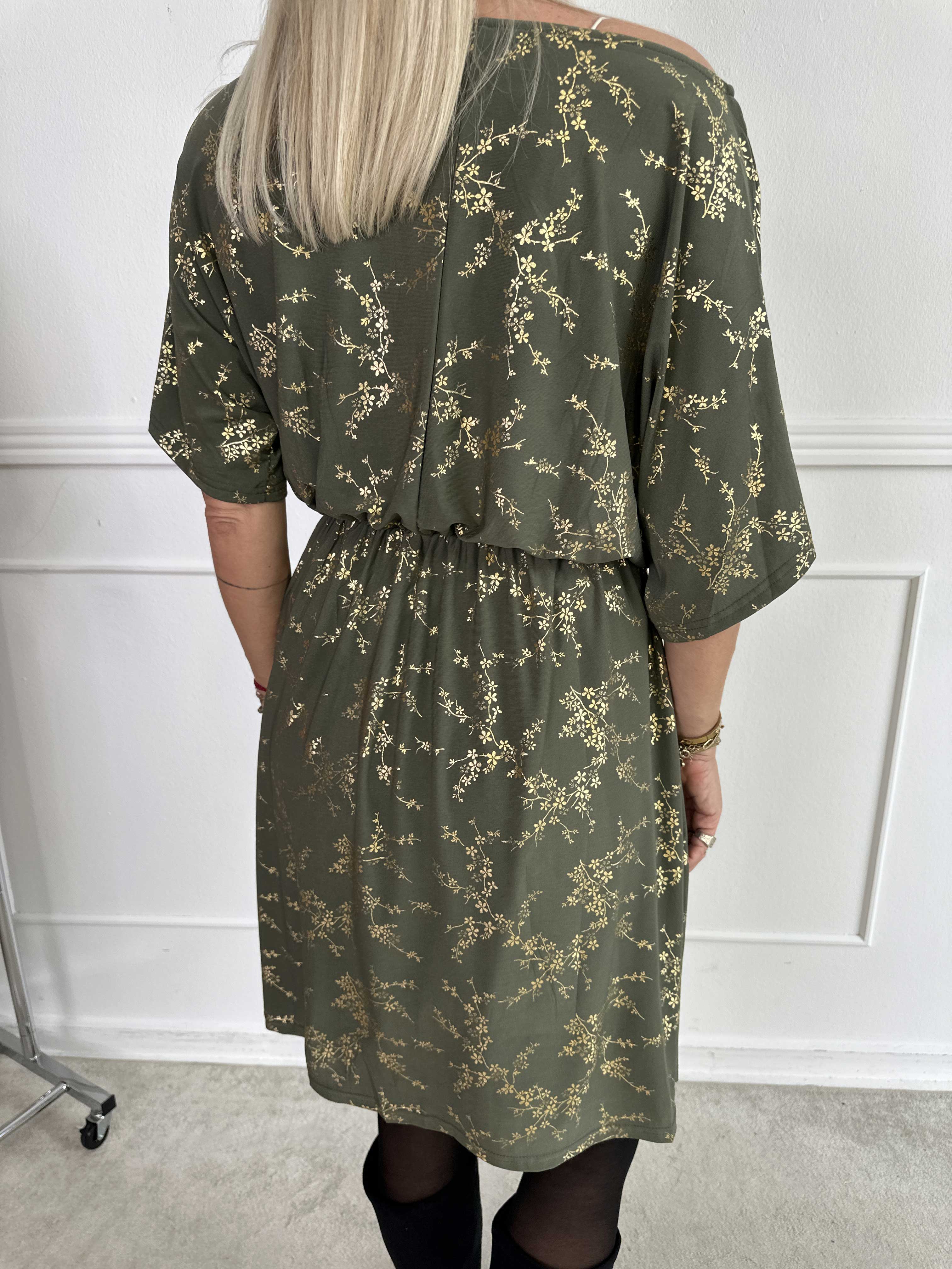 Venus Gold - Elastisk klänning mönstrad med guldfärgade blommor