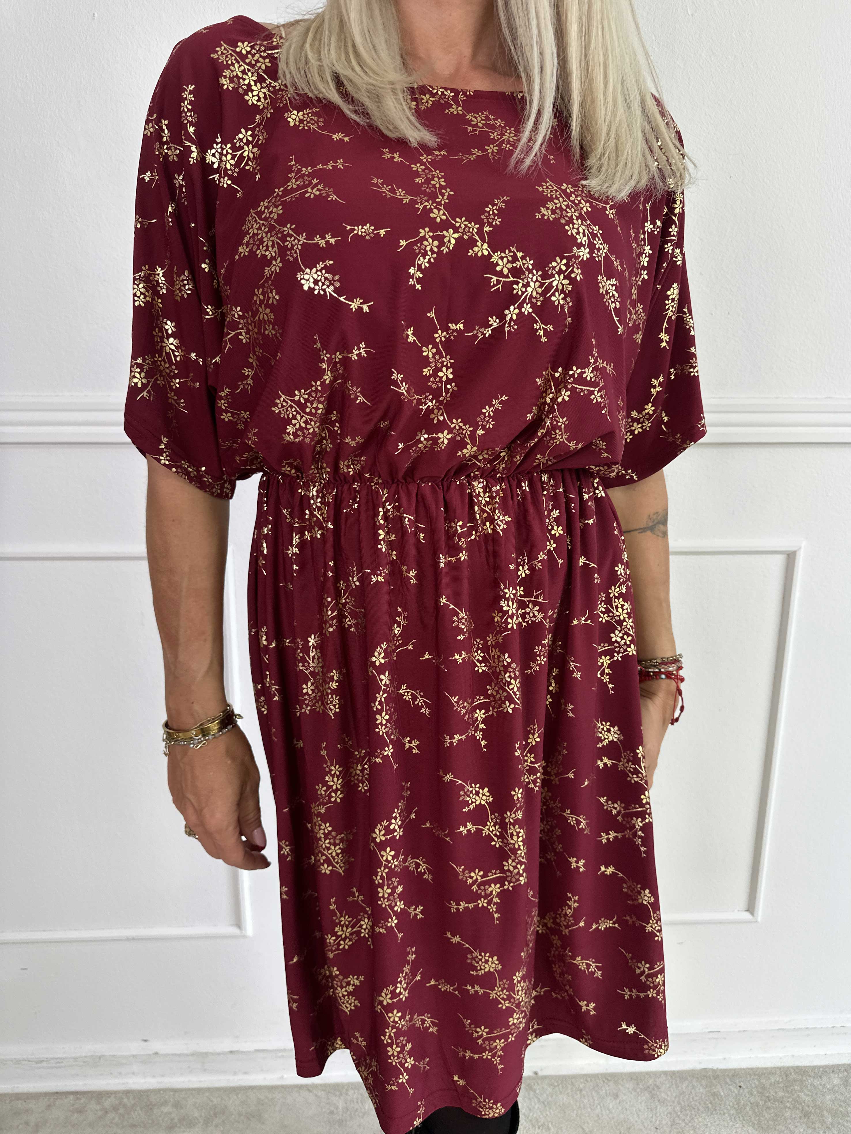 Venus Gold - Elastisk klänning mönstrad med guldfärgade blommor