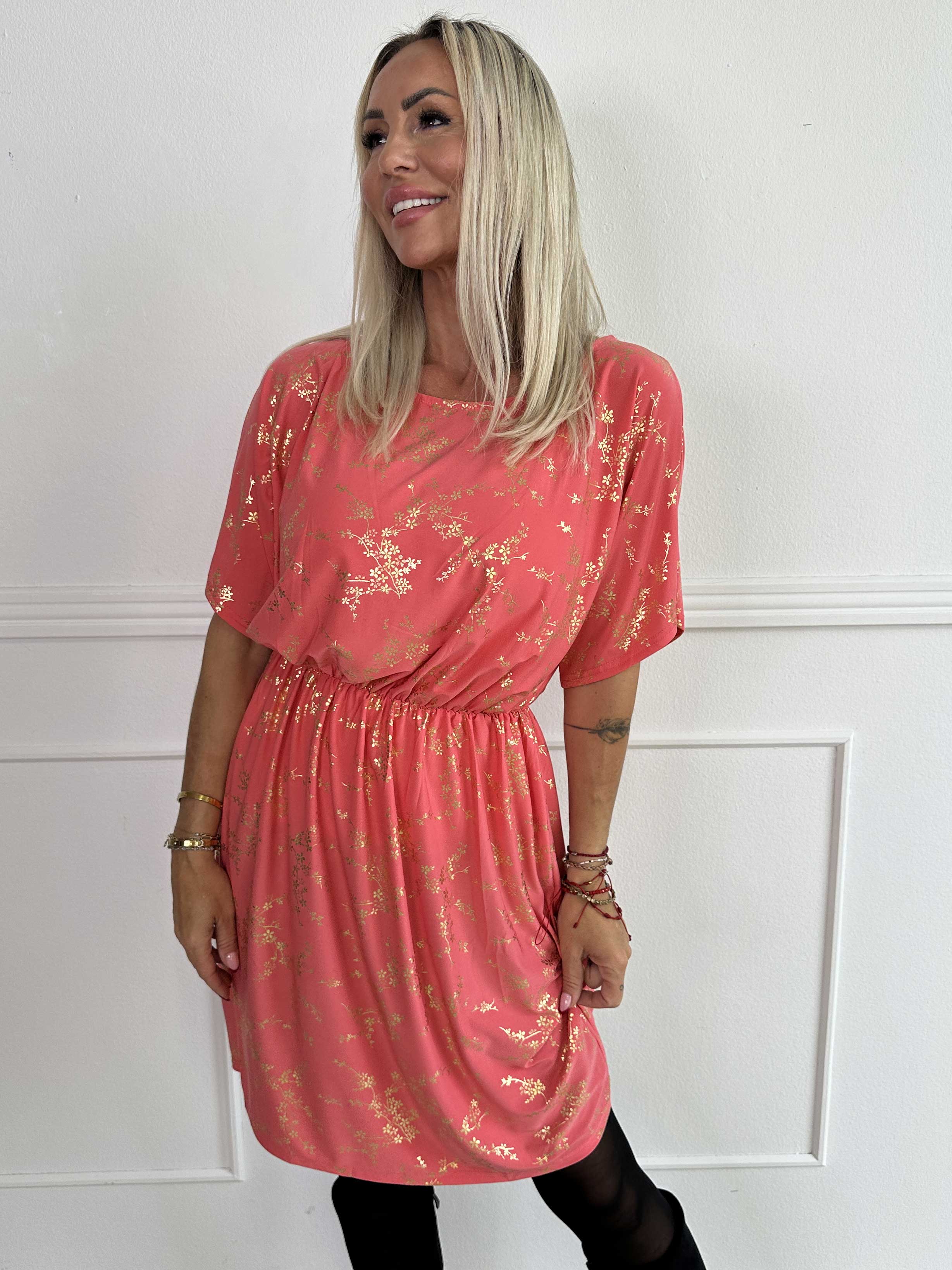 Venus Gold - Elastisk klänning mönstrad med guldfärgade blommor