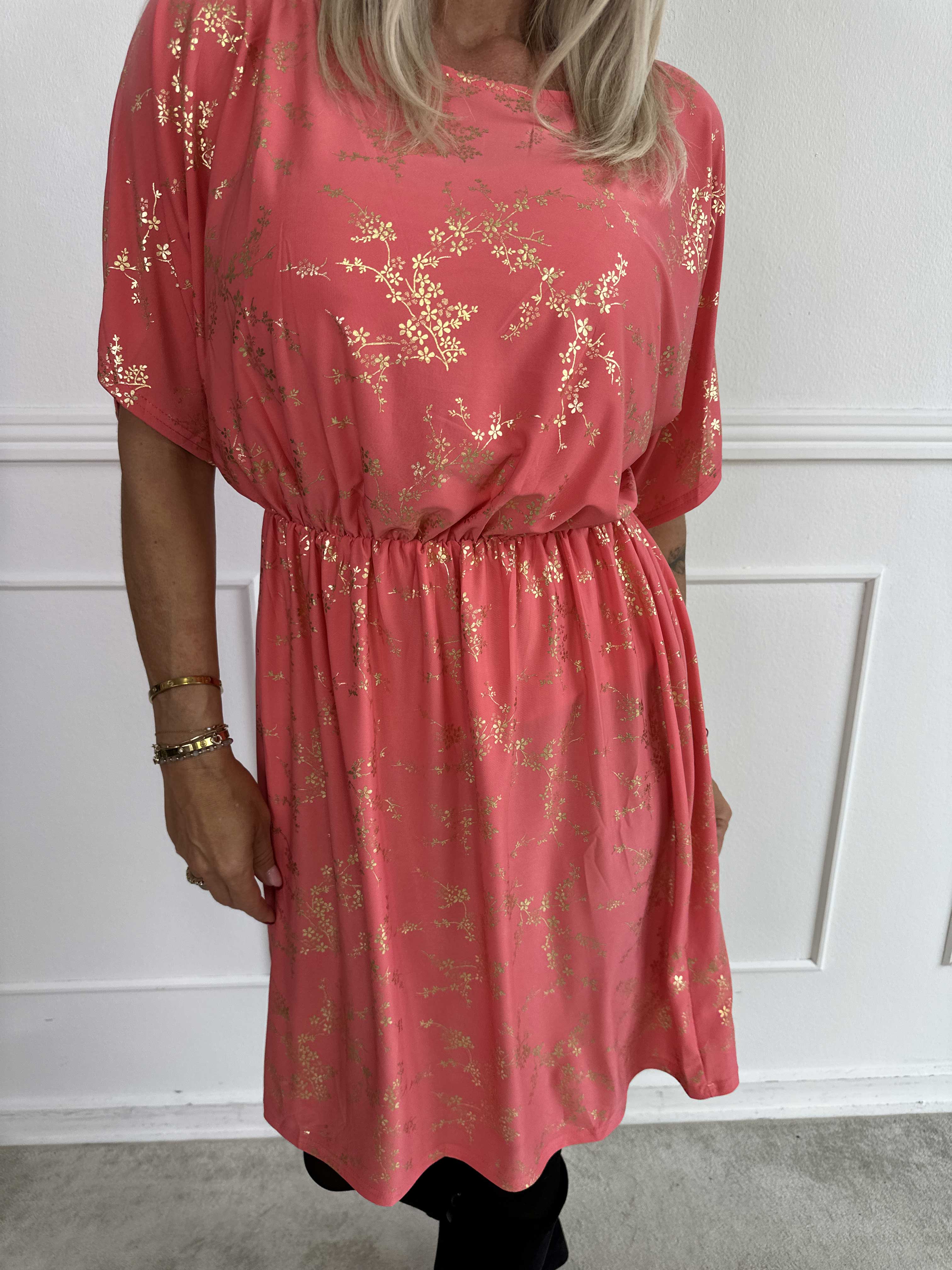 Venus Gold - Elastisk klänning mönstrad med guldfärgade blommor