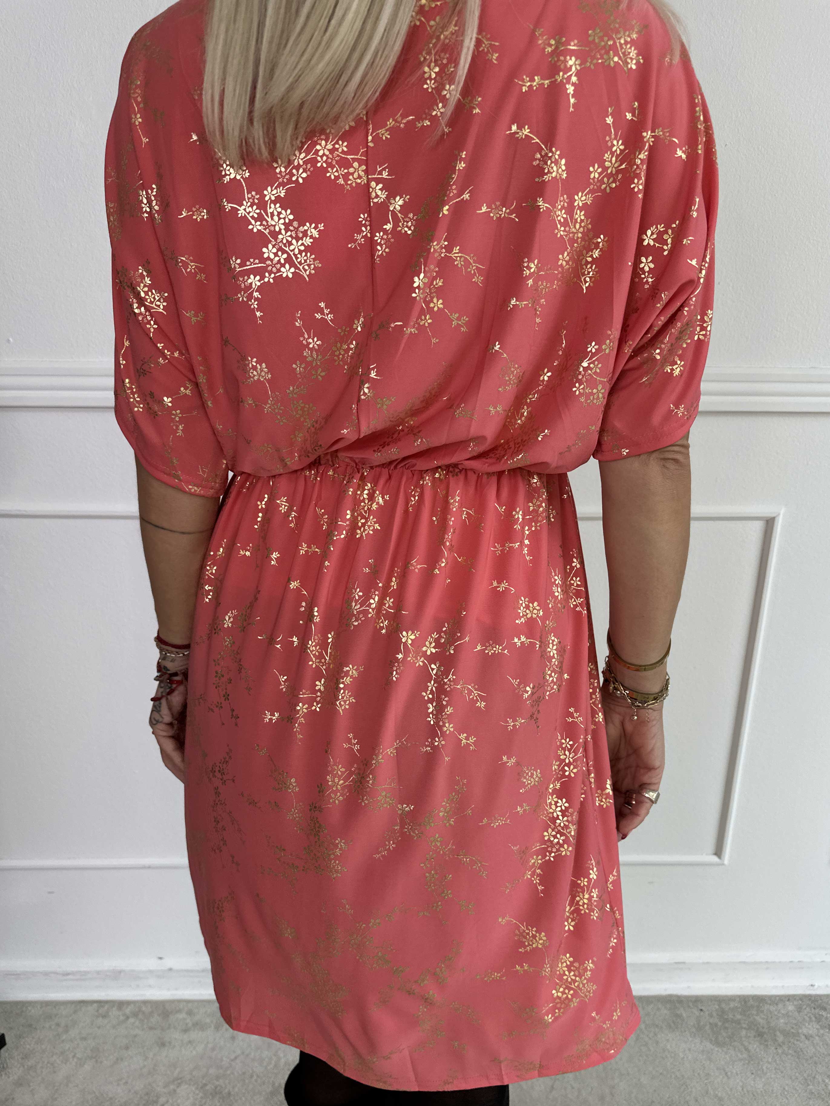 Venus Gold - Elastisk klänning mönstrad med guldfärgade blommor