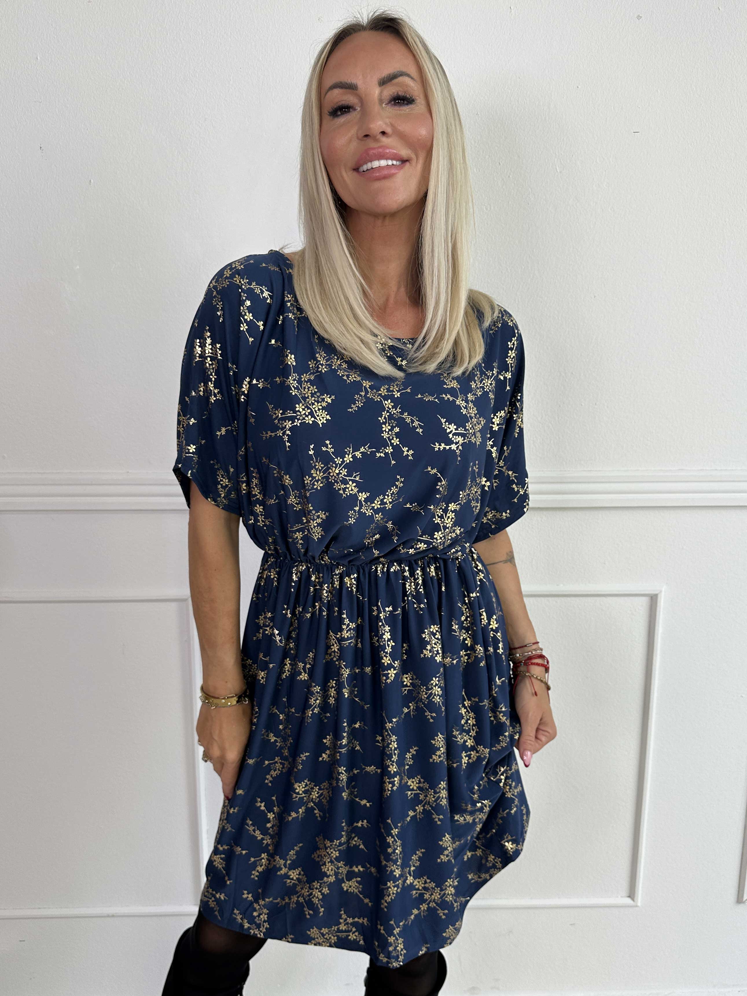 Venus Gold - Elastisk klänning mönstrad med guldfärgade blommor