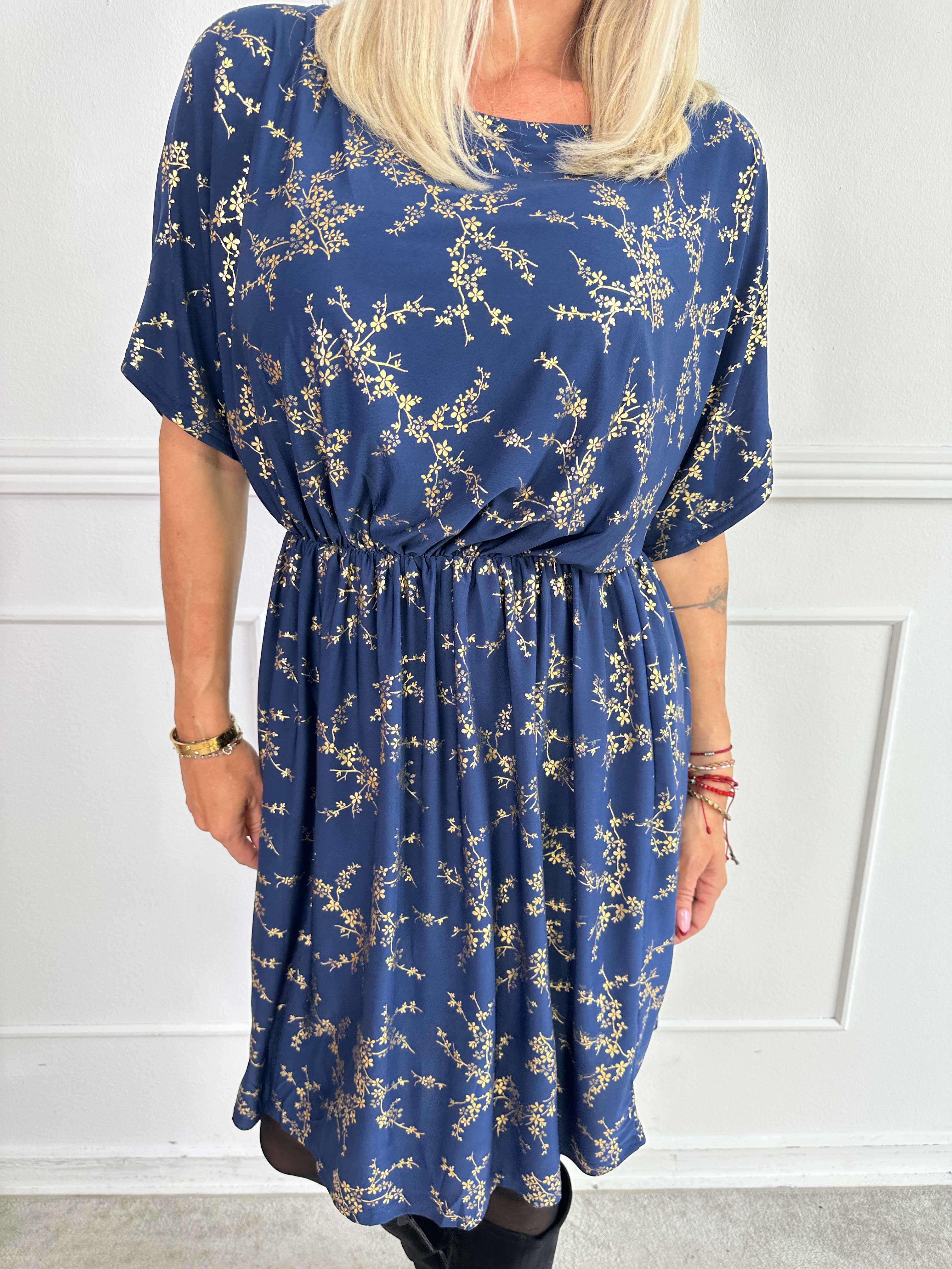 Venus Gold - Elastisk klänning mönstrad med guldfärgade blommor