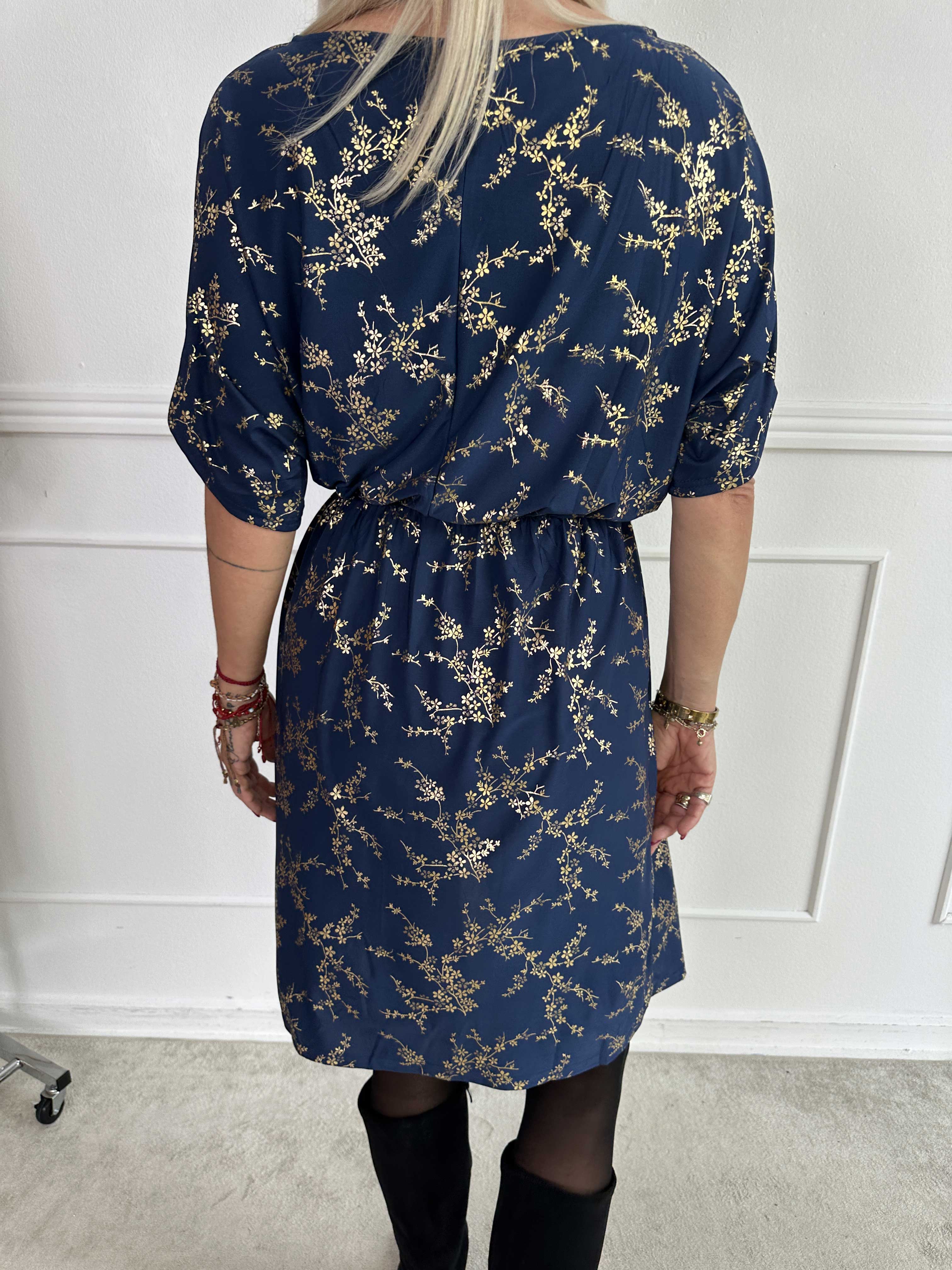 Venus Gold - Elastisk klänning mönstrad med guldfärgade blommor