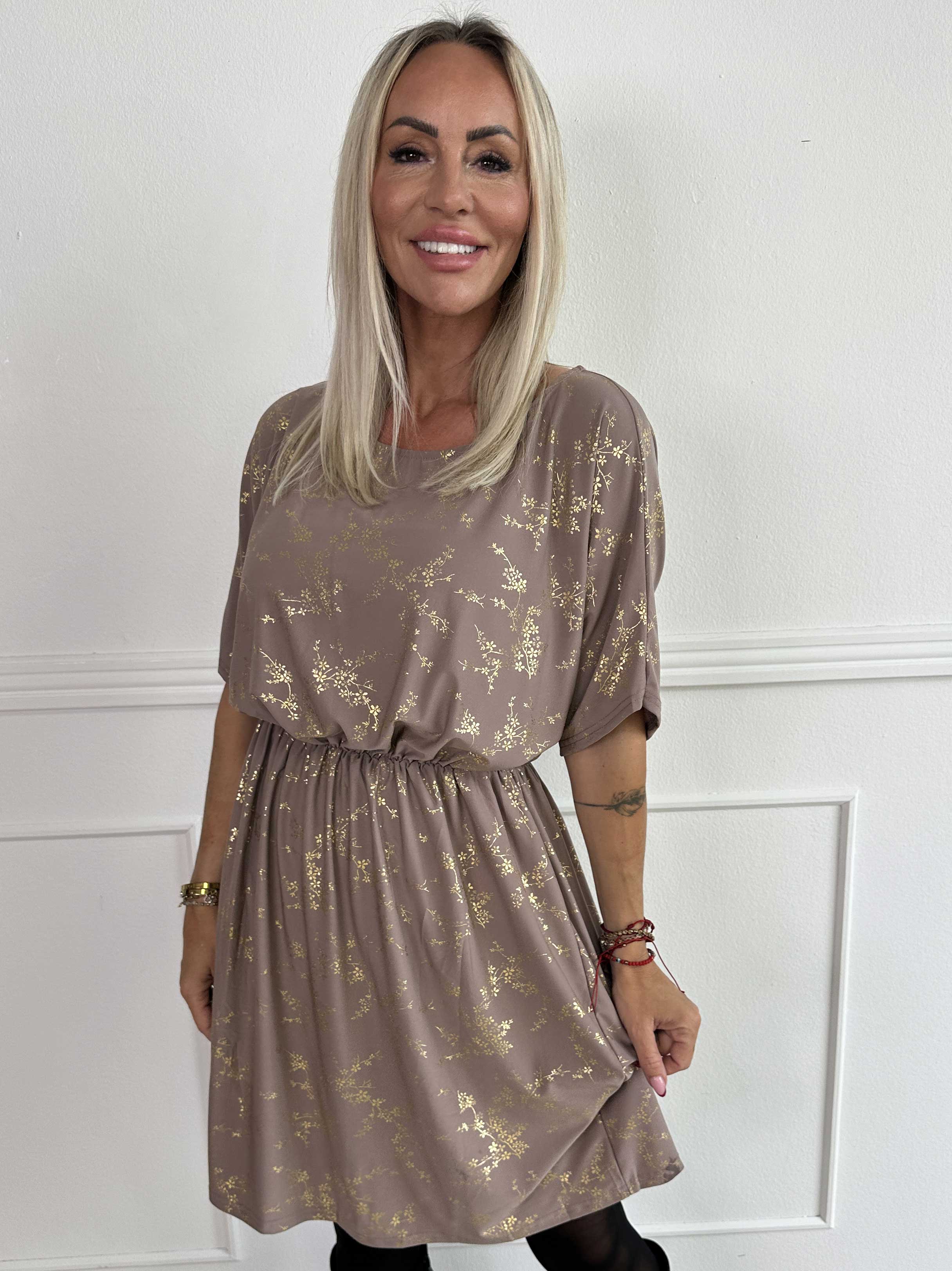 Venus Gold - Elastisk klänning mönstrad med guldfärgade blommor