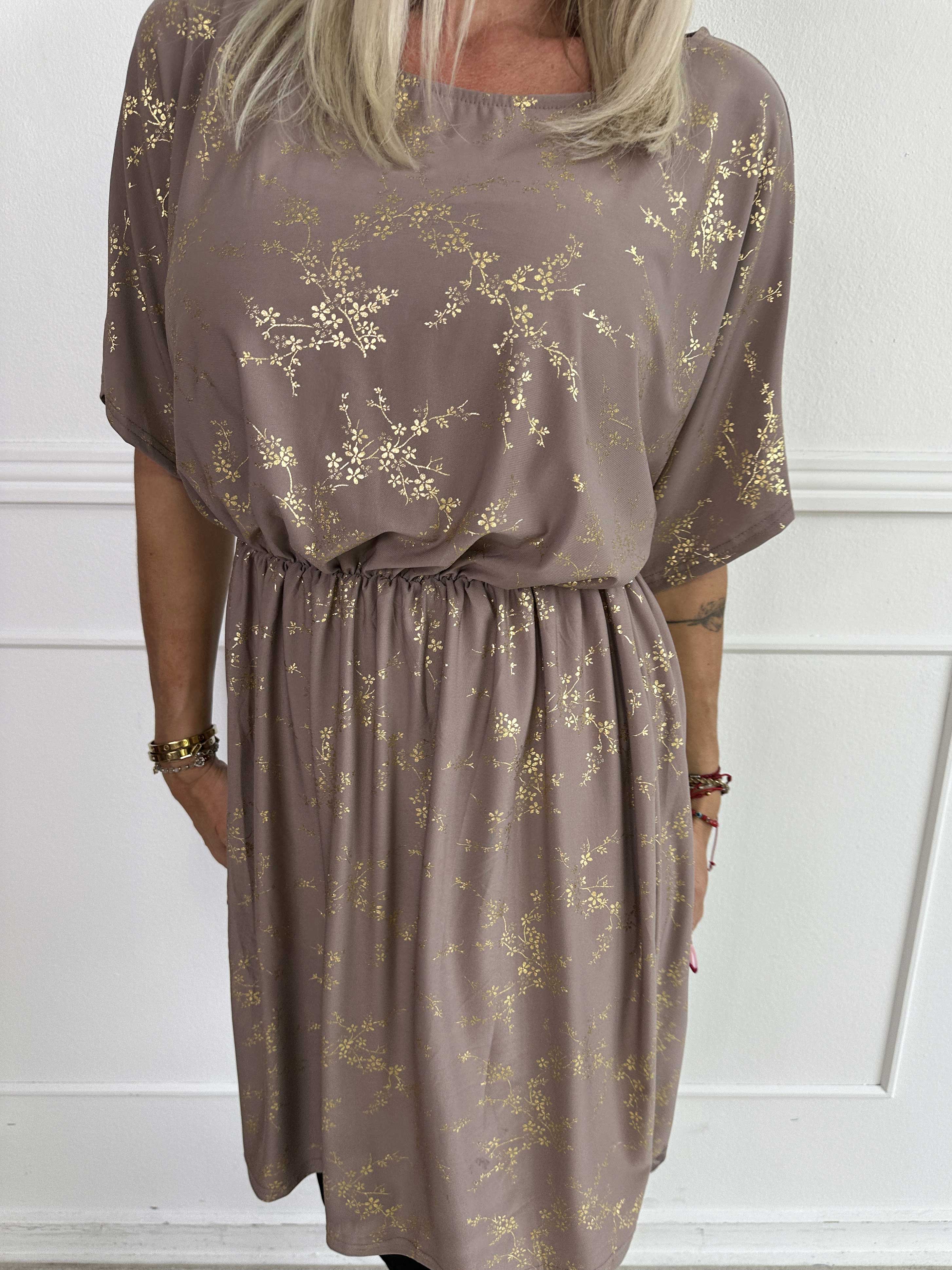 Venus Gold - Elastisk klänning mönstrad med guldfärgade blommor