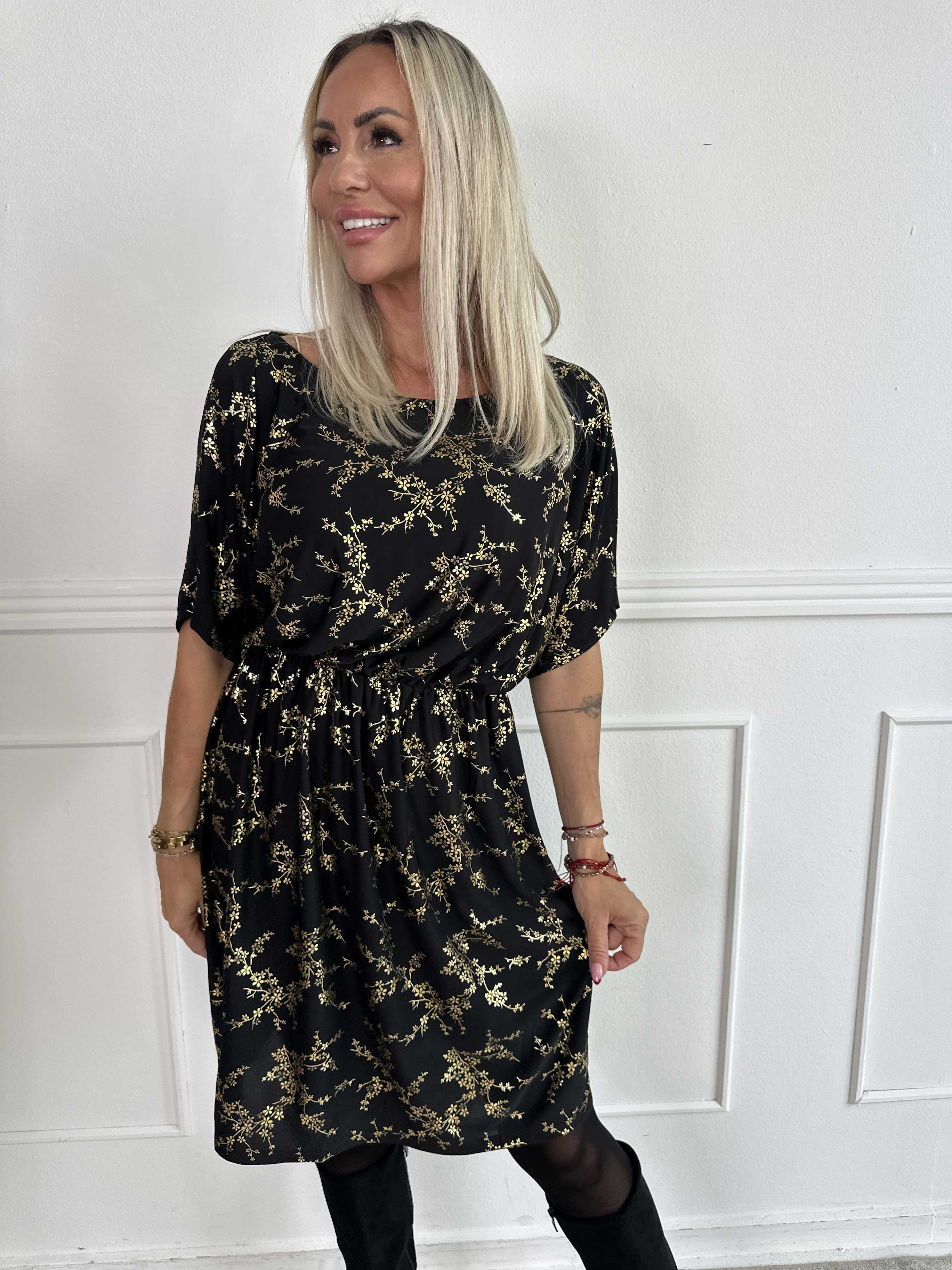 Venus Gold - Elastisk klänning mönstrad med guldfärgade blommor