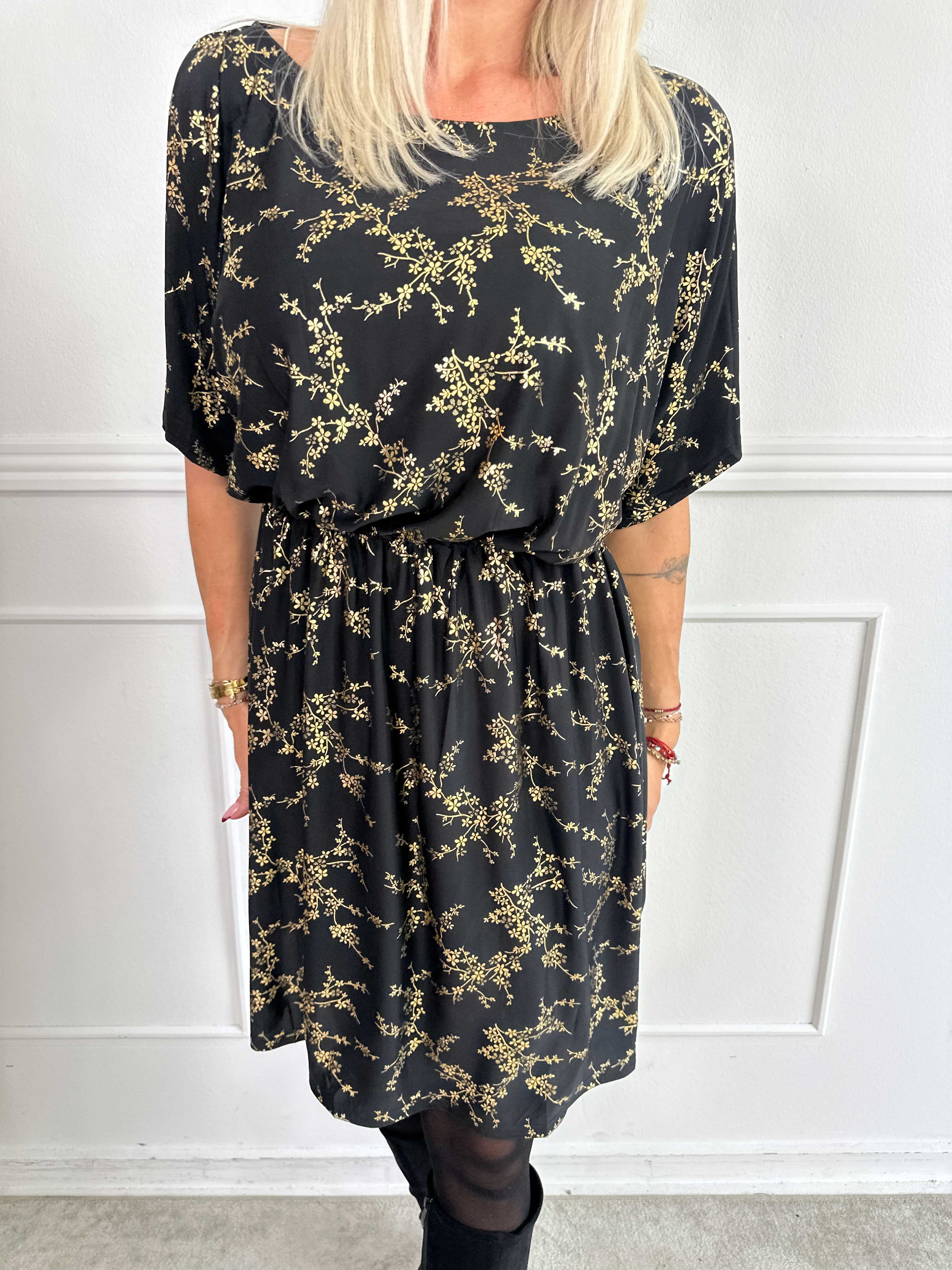 Venus Gold - Elastisk klänning mönstrad med guldfärgade blommor