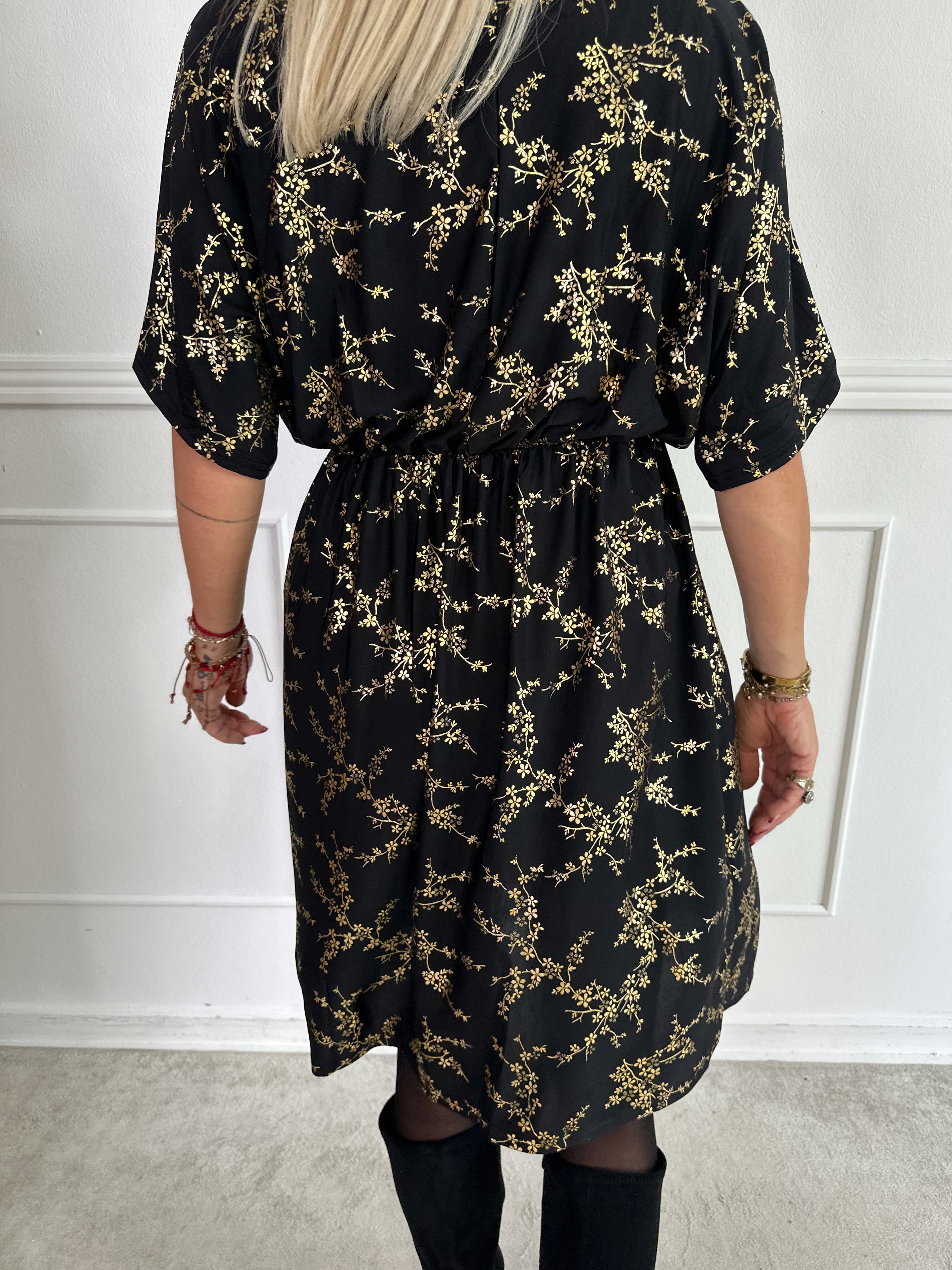 Venus Gold - Elastisk klänning mönstrad med guldfärgade blommor