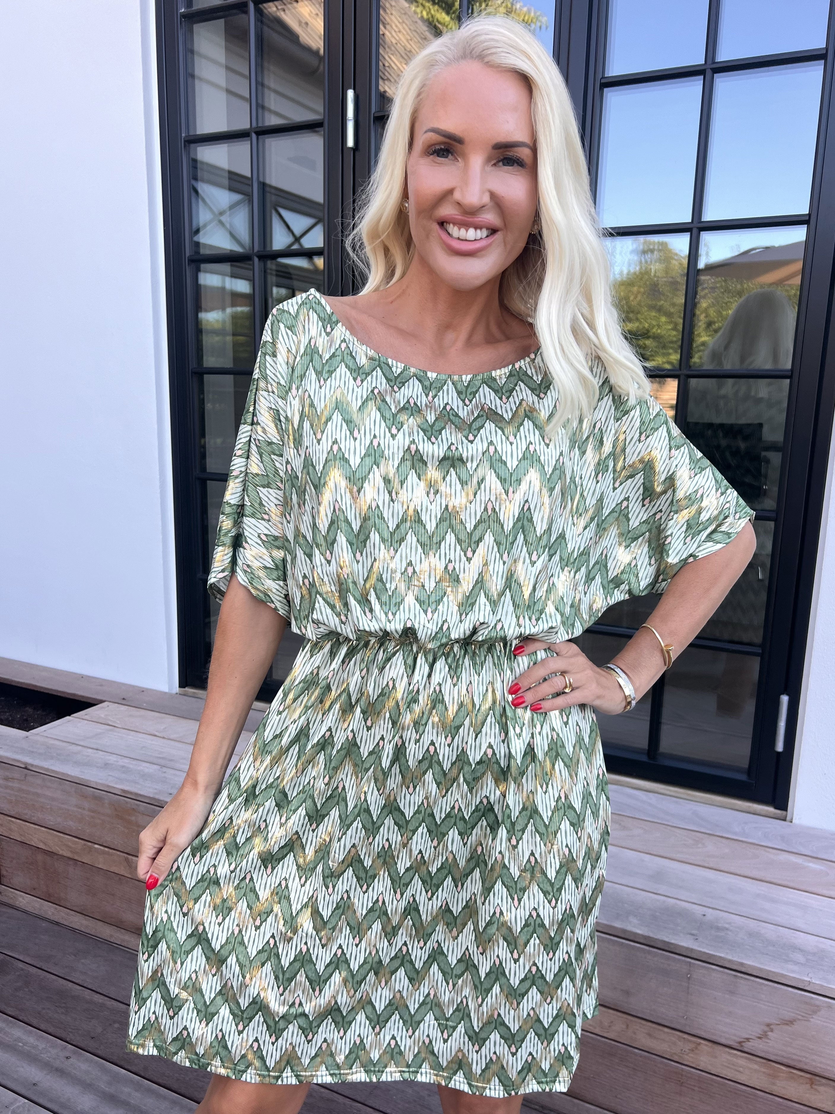 Venus Zigzag - Elastisk mönstrad klänning med gulddetaljer