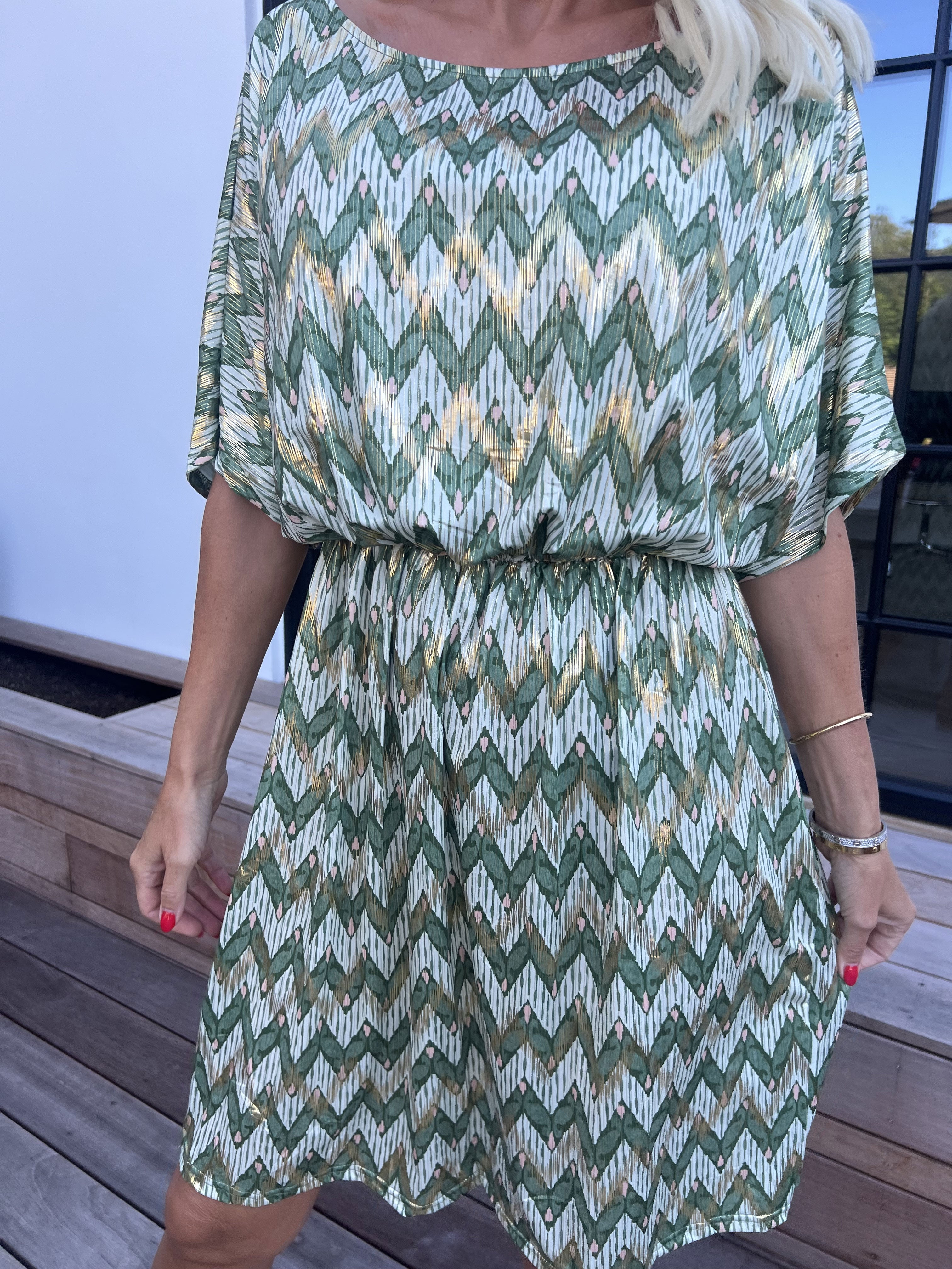 Venus Zigzag - Elastisk mönstrad klänning med gulddetaljer