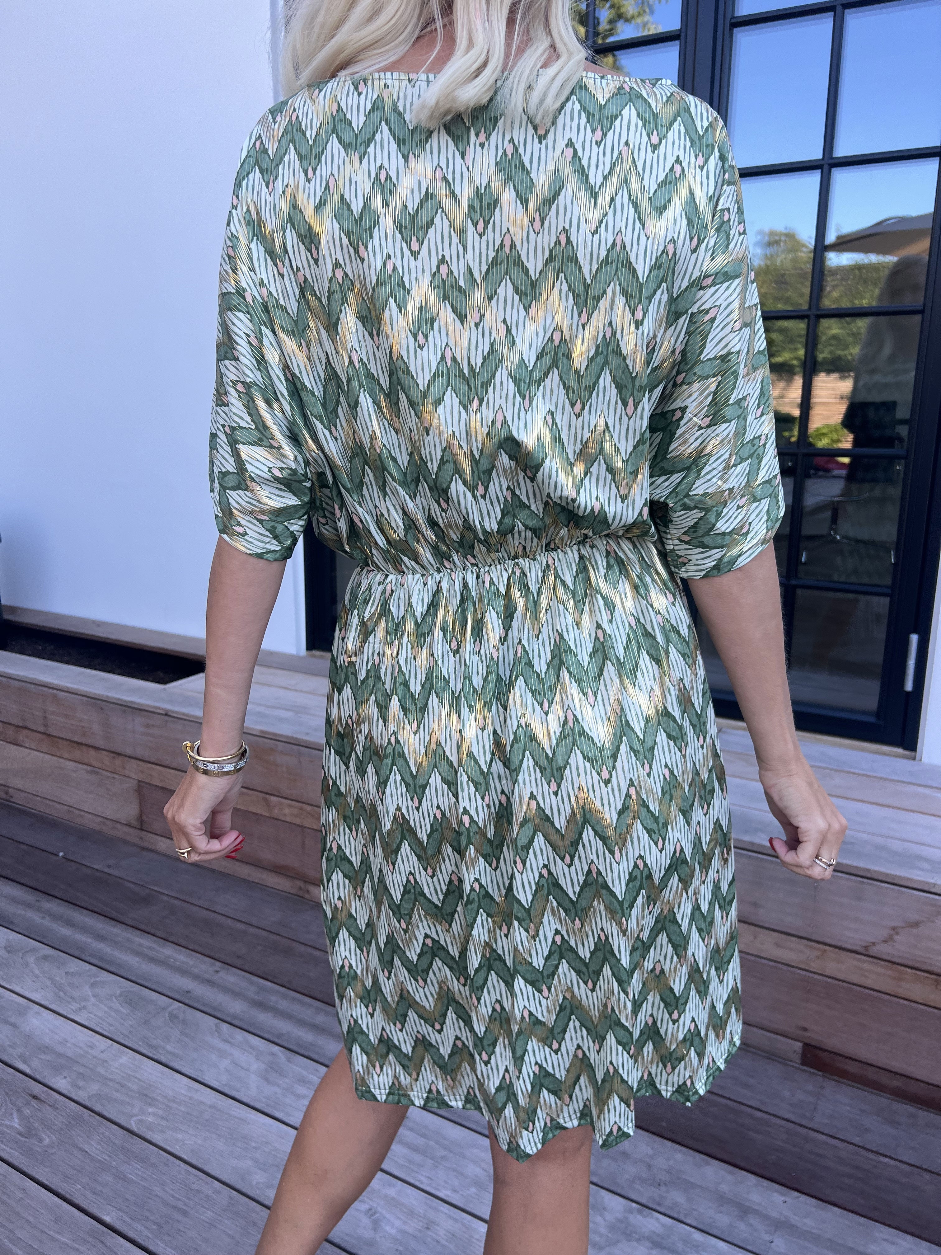 Venus Zigzag - Elastisk mönstrad klänning med gulddetaljer