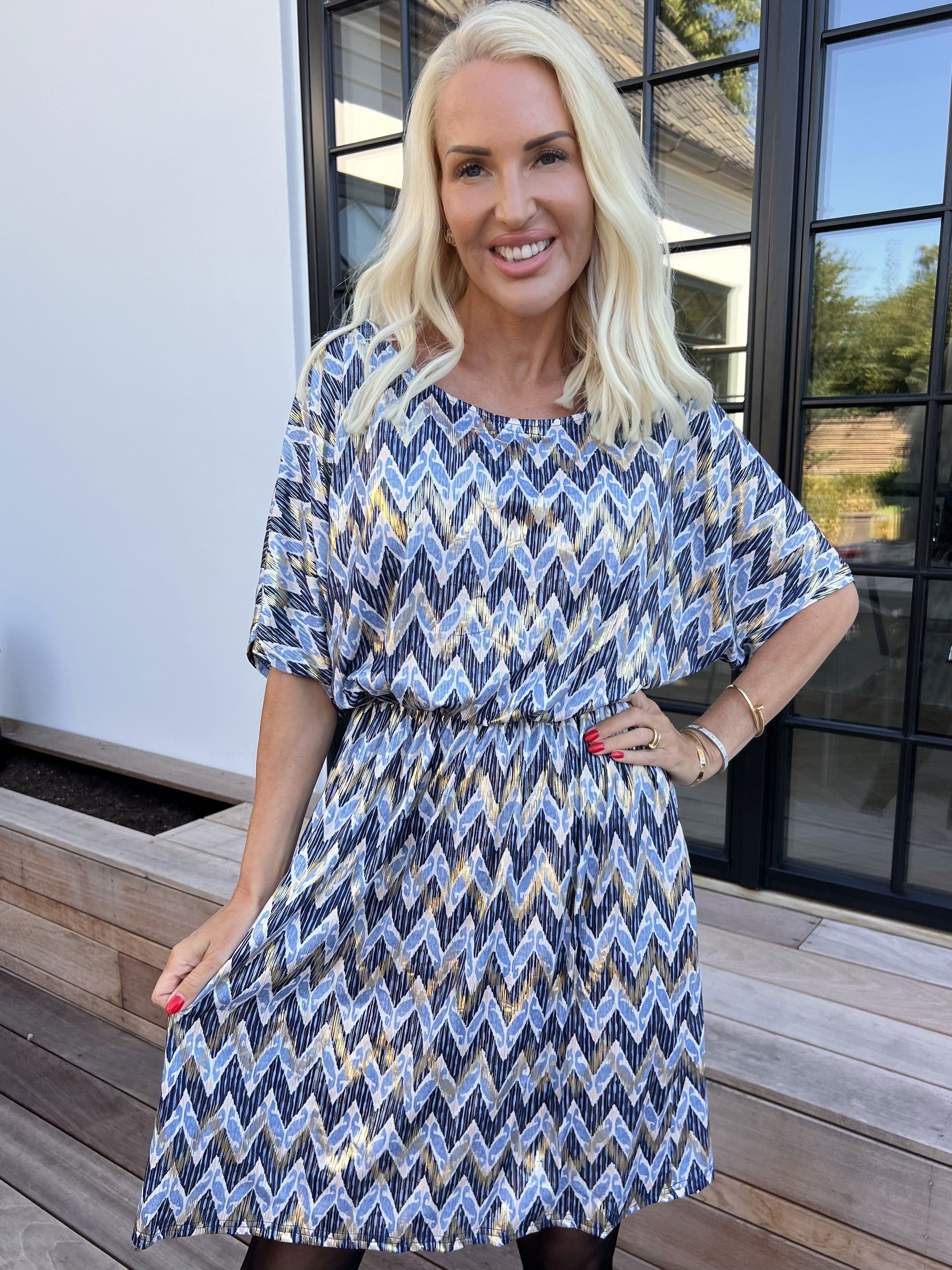 Venus Zigzag - Elastisk mönstrad klänning med gulddetaljer