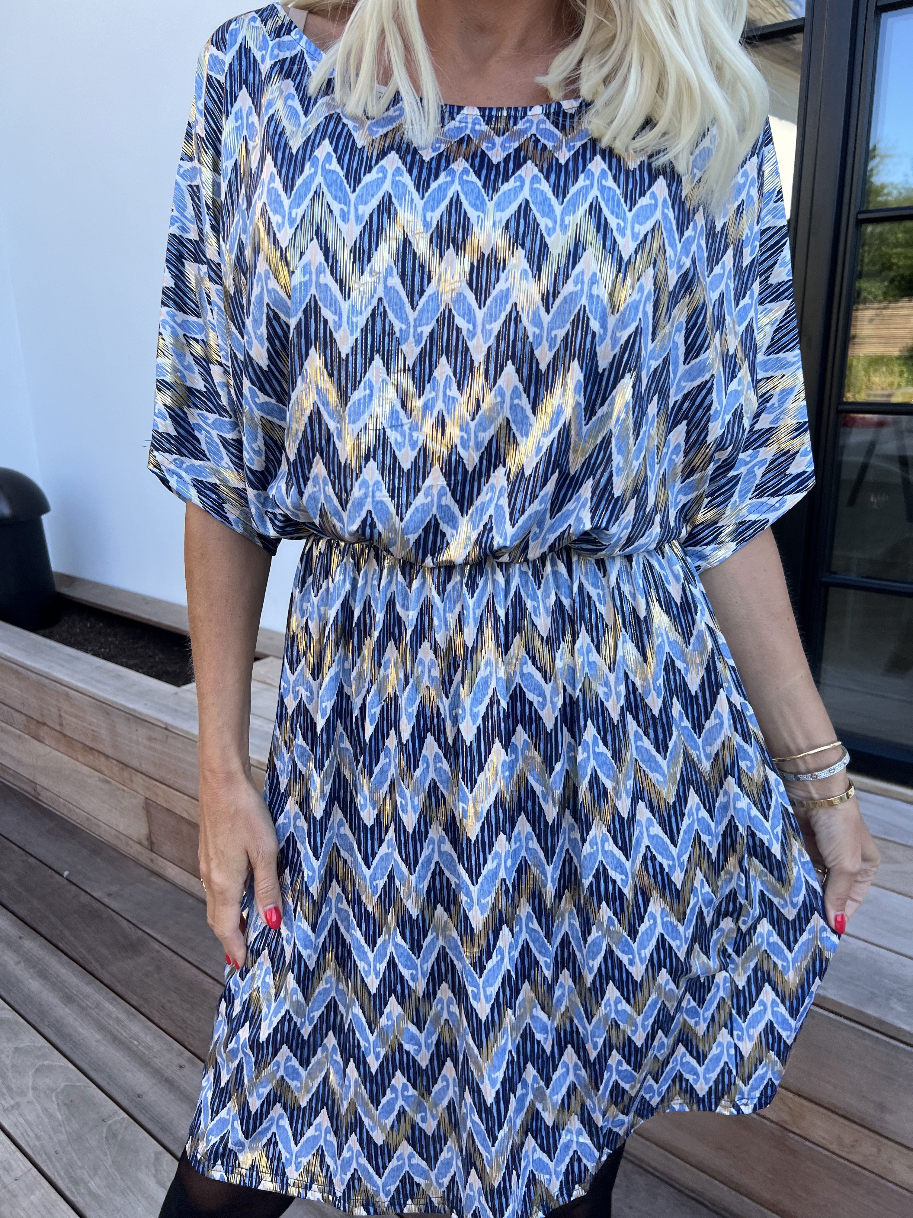 Venus Zigzag - Elastisk mönstrad klänning med gulddetaljer