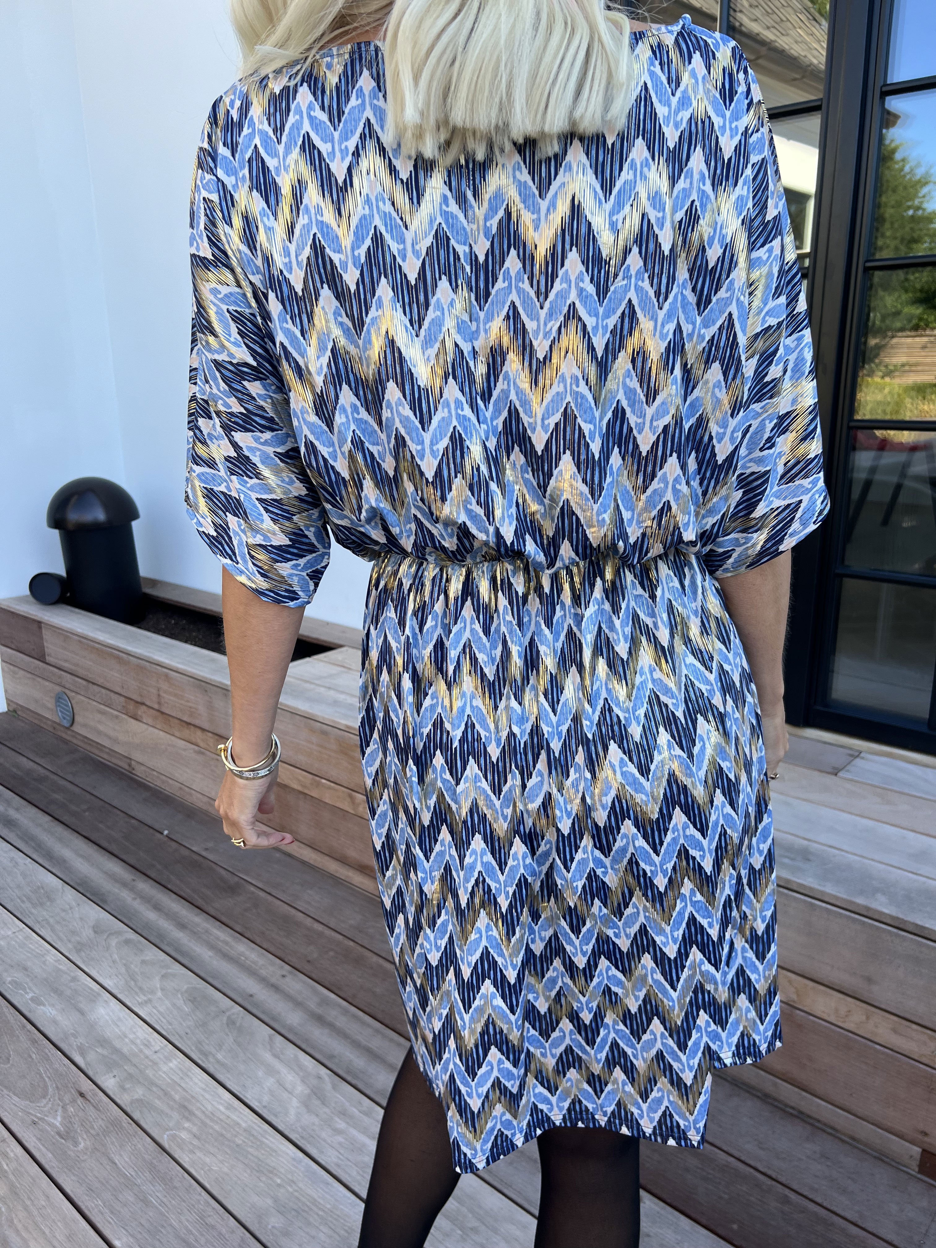 Venus Zigzag - Elastisk mönstrad klänning med gulddetaljer