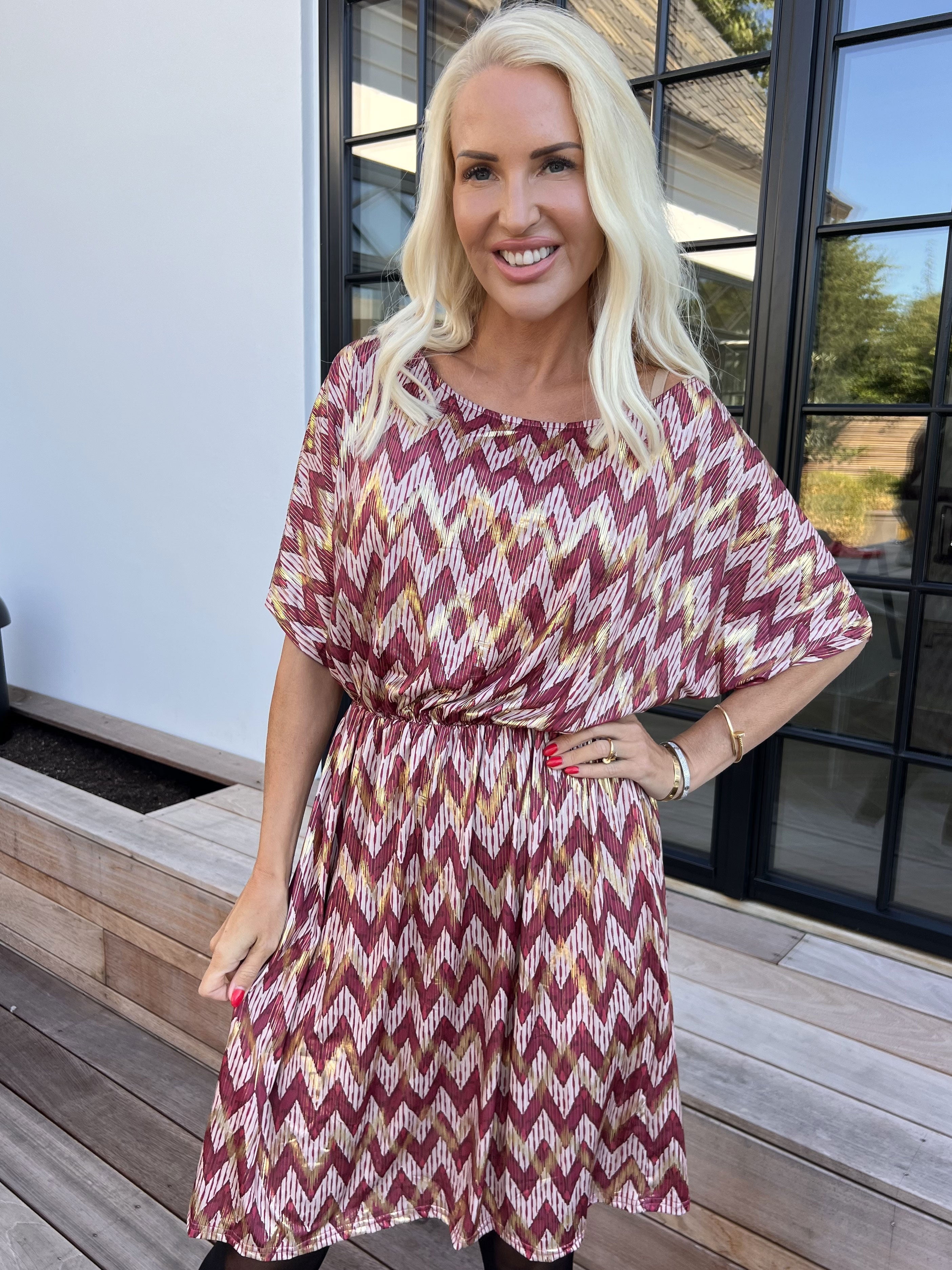 Venus Zigzag - Elastisk mönstrad klänning med gulddetaljer