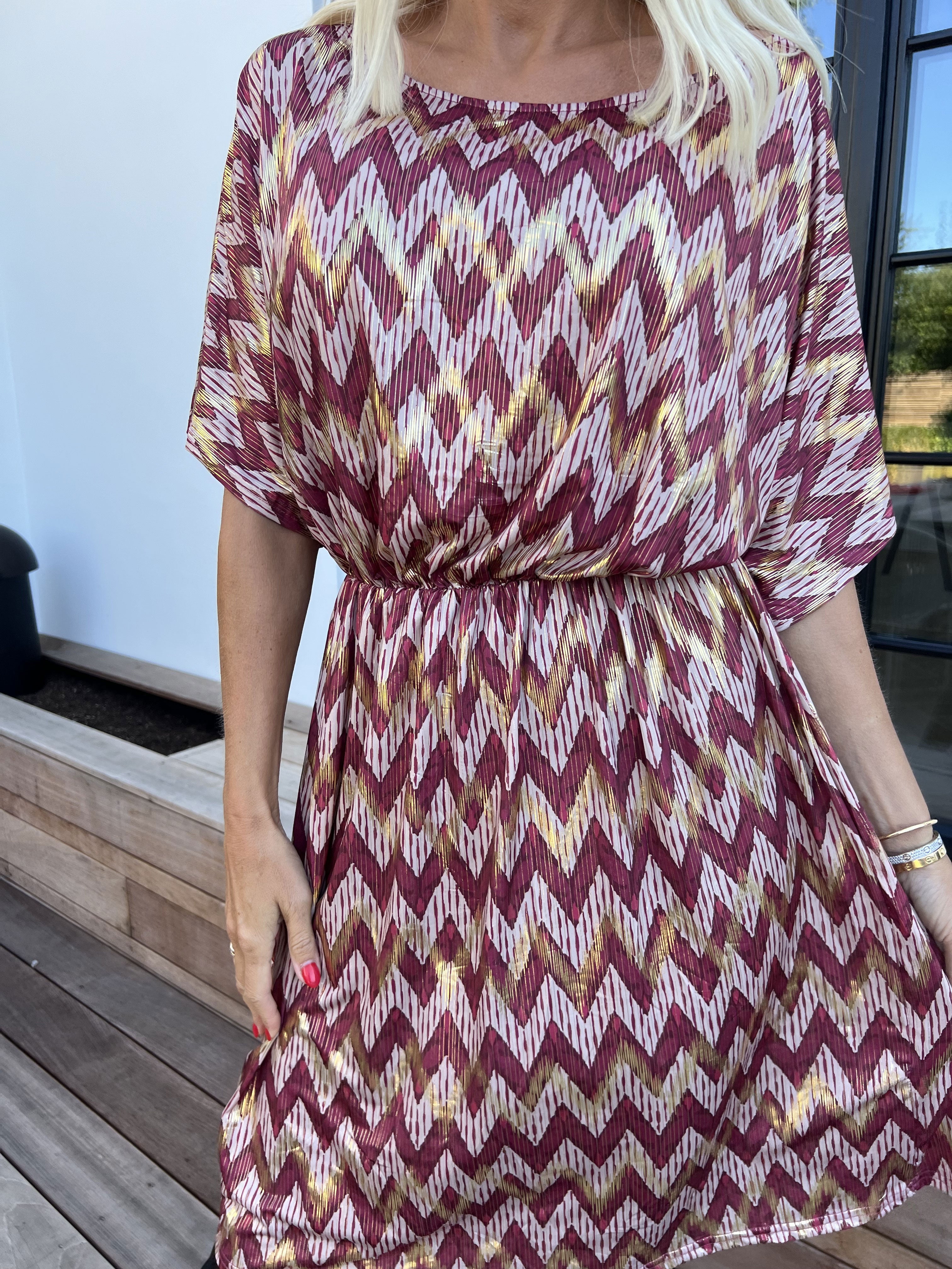 Venus Zigzag - Elastisk mönstrad klänning med gulddetaljer
