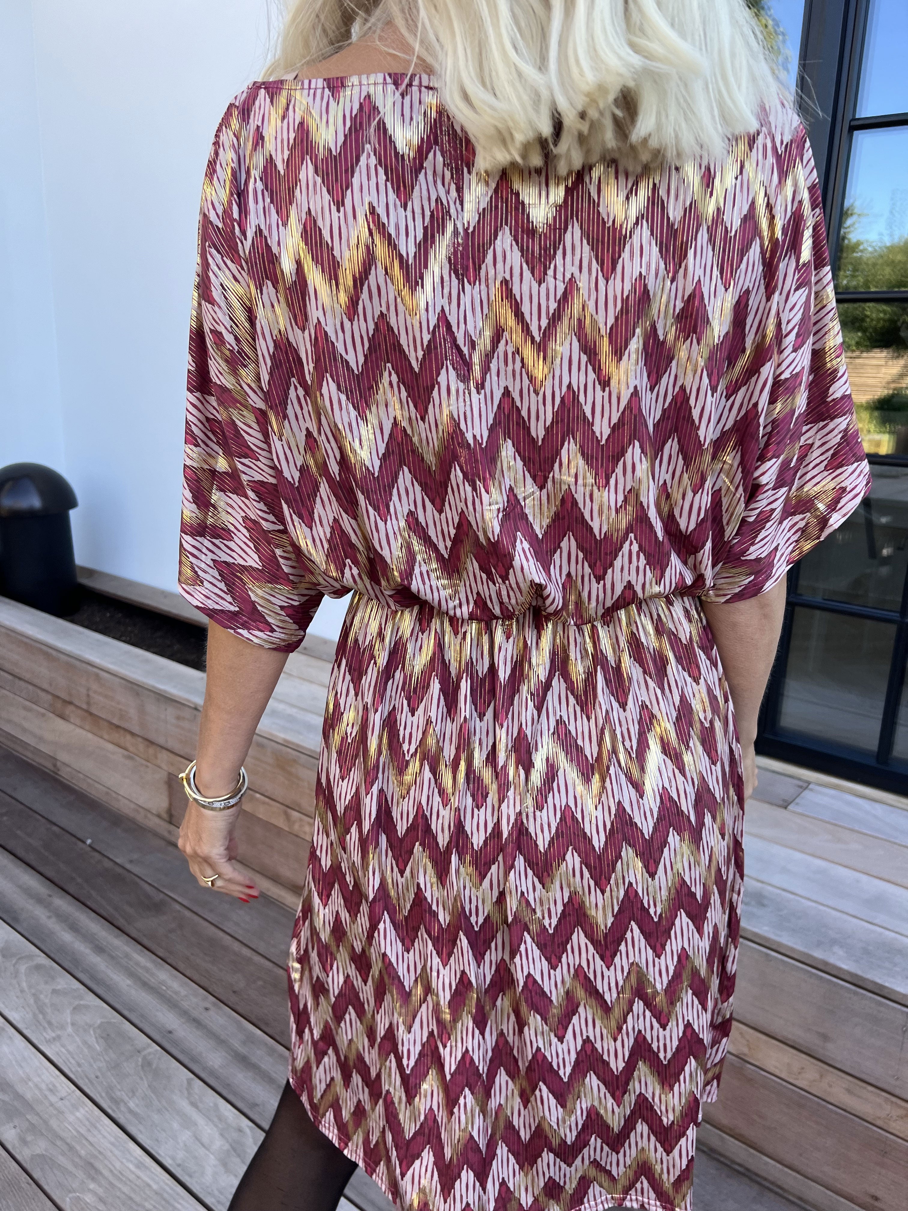 Venus Zigzag - Elastisk mönstrad klänning med gulddetaljer