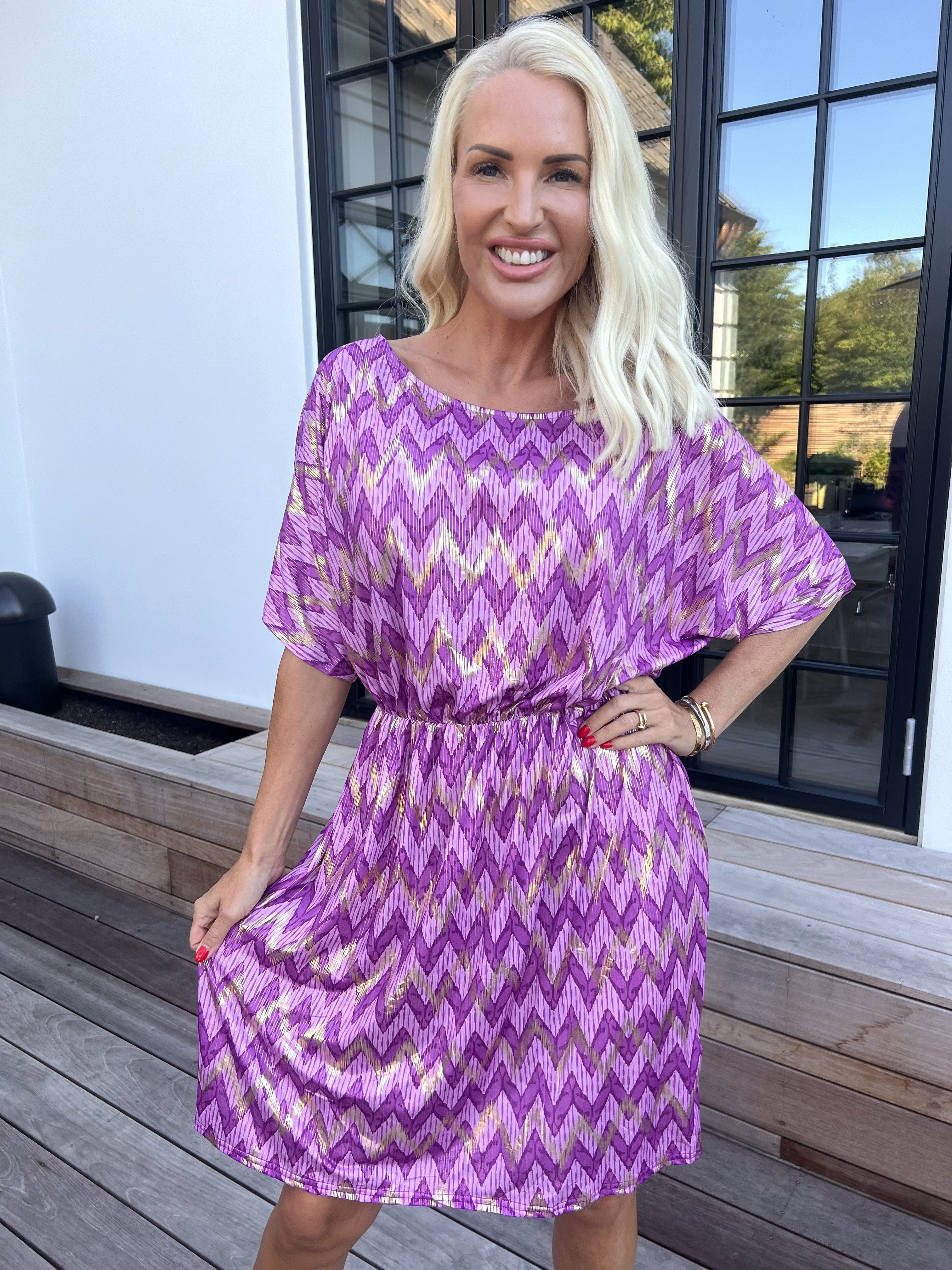 Venus Zigzag - Elastisk mönstrad klänning med gulddetaljer