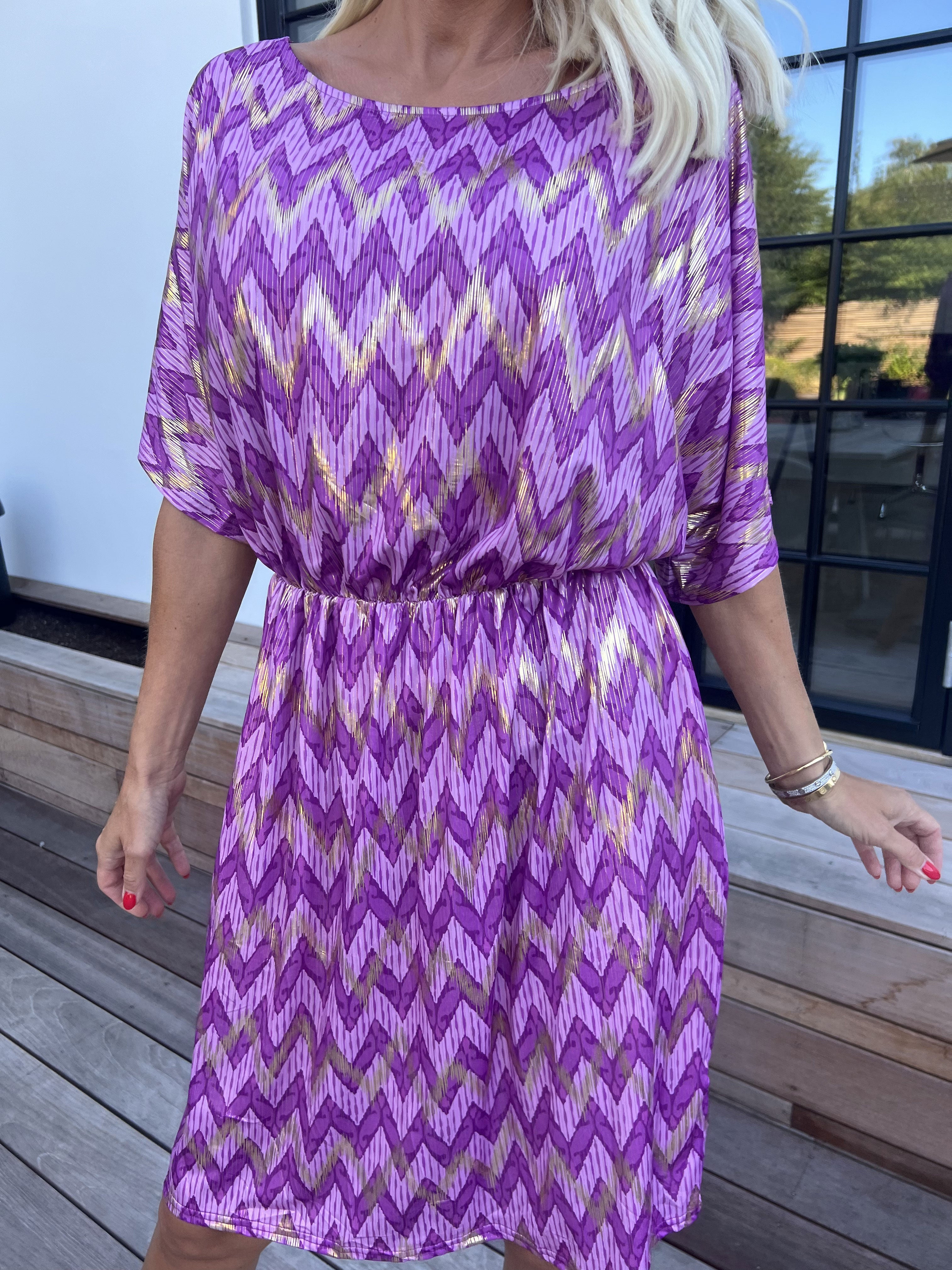 Venus Zigzag - Elastisk mönstrad klänning med gulddetaljer