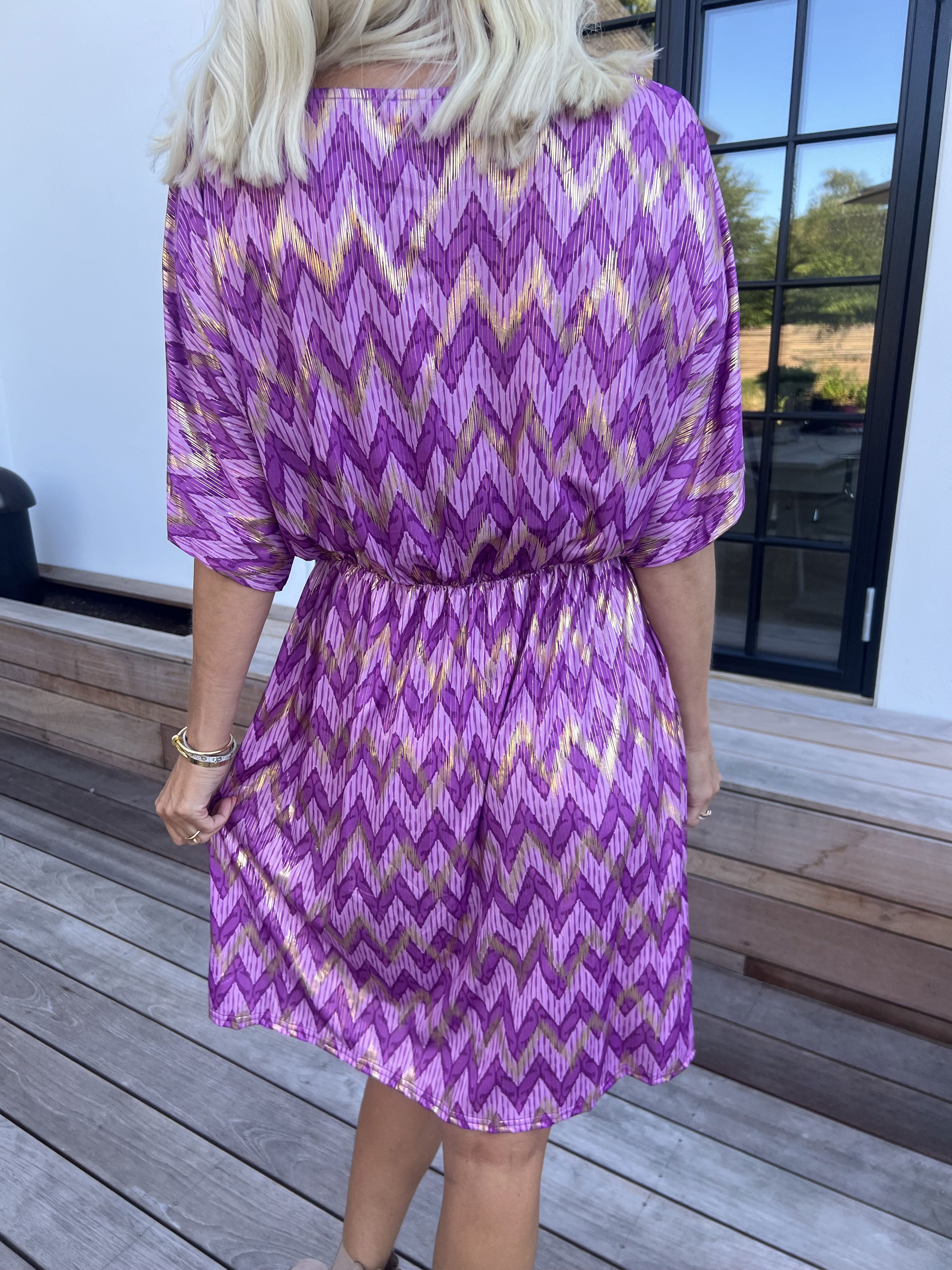Venus Zigzag - Elastisk mönstrad klänning med gulddetaljer